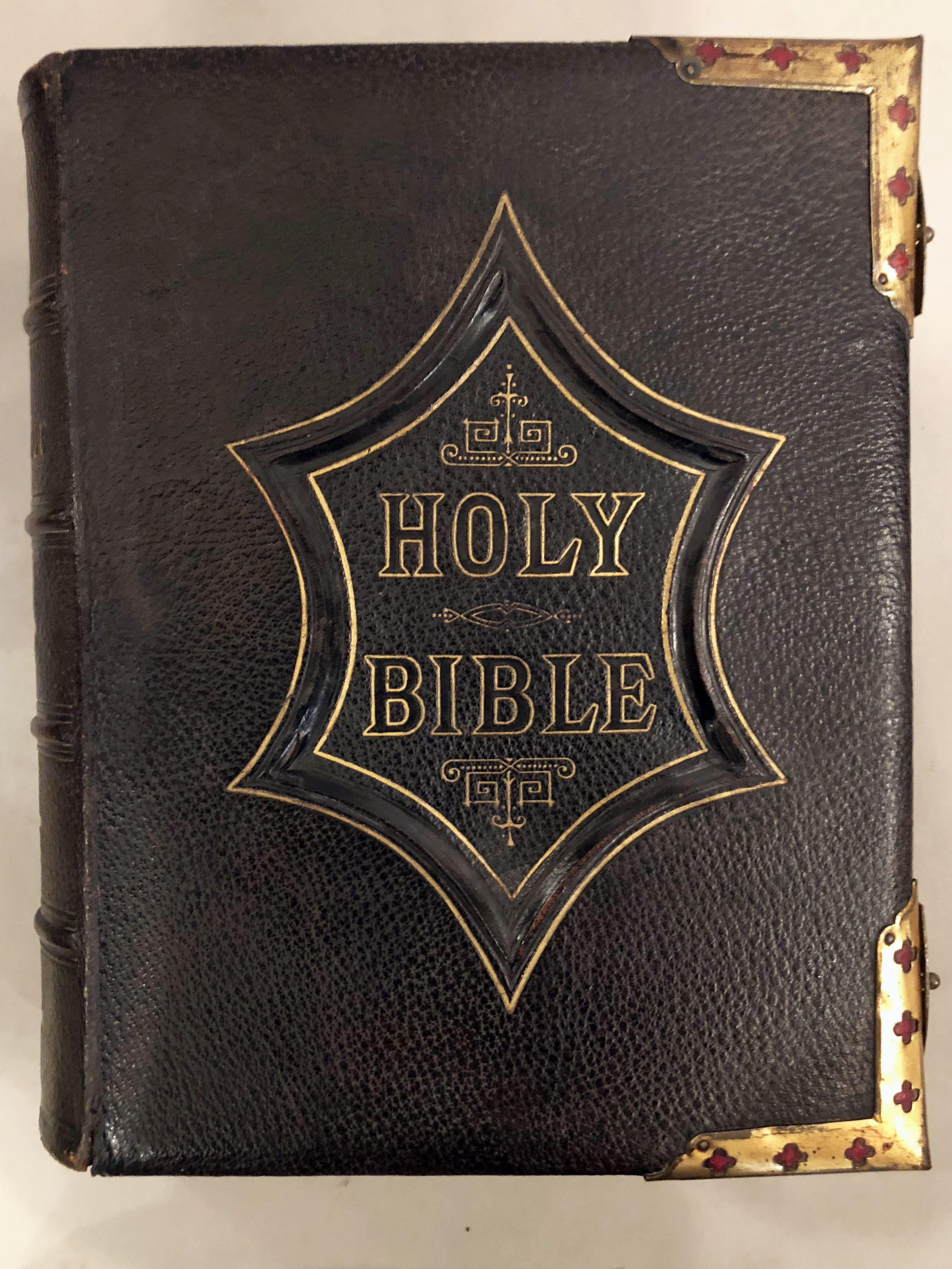 XIXe siècle Grande Bible anglaise avec fermoirs du 19ème siècle