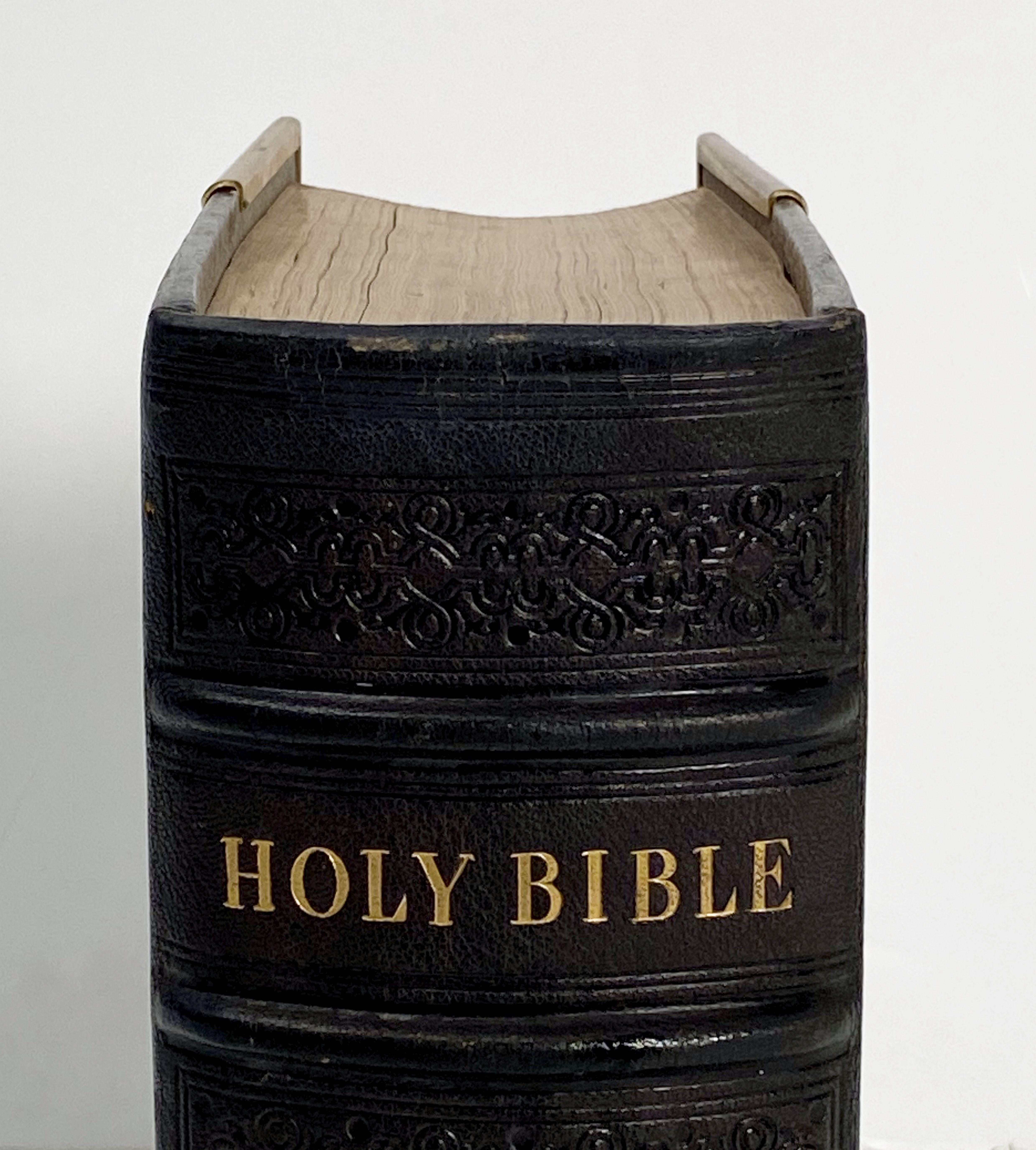 Large English Holy Bible with Clasps from the 19th Century In Good Condition In Austin, TX