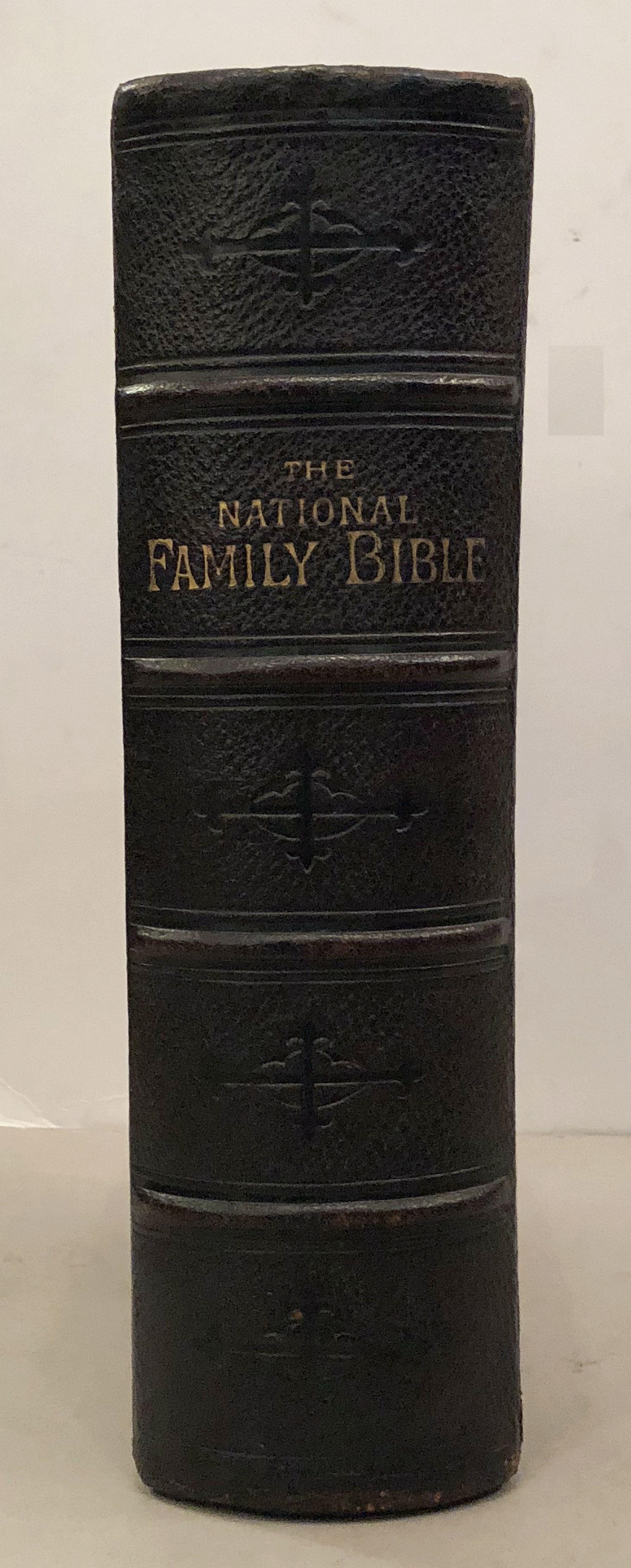 Grande Bible anglaise avec fermoirs du 19ème siècle 1