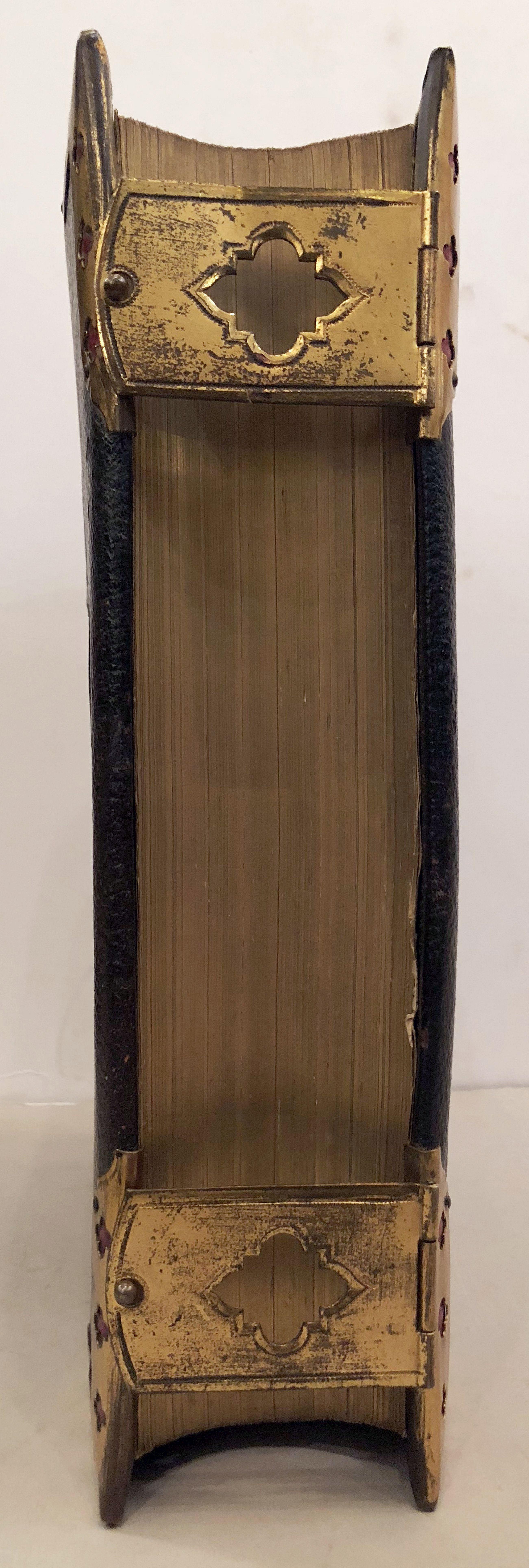 Grande Bible anglaise avec fermoirs du 19ème siècle 2