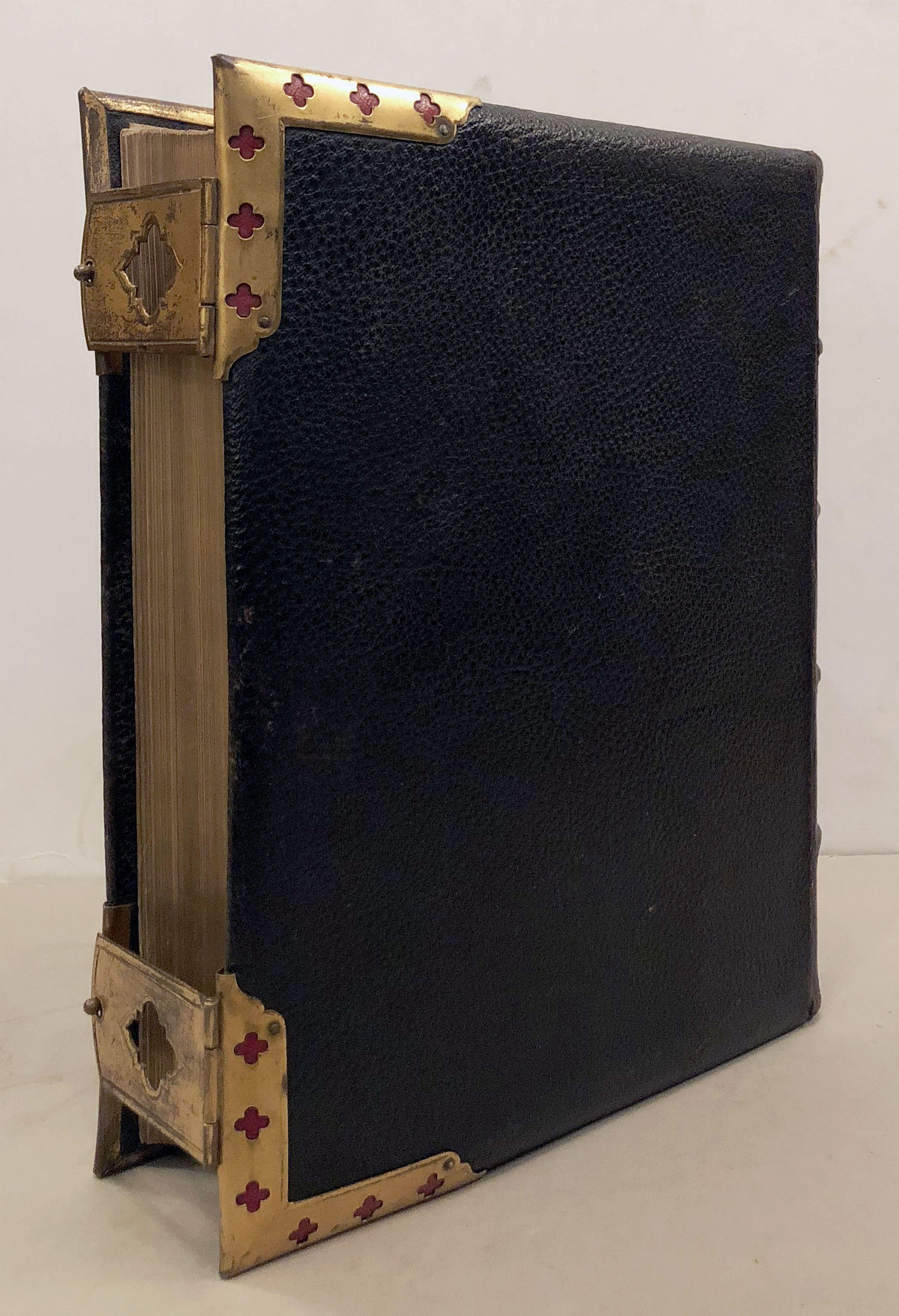 Grande Bible anglaise avec fermoirs du 19ème siècle 3