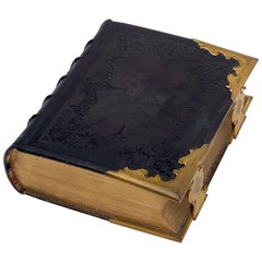 Grande Bible anglaise avec fermoirs du 19ème siècle