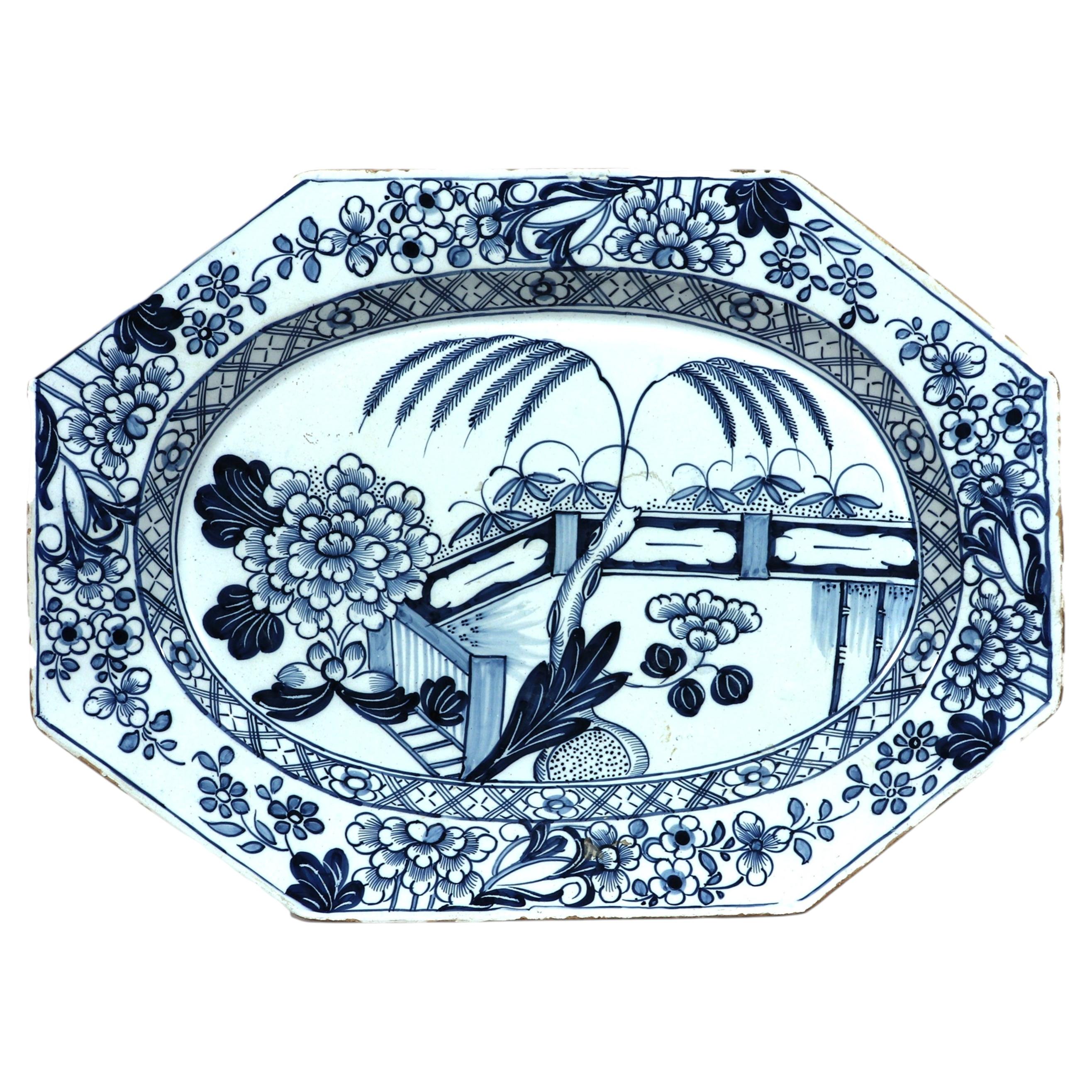 Grand plat anglais de style « Delftware » irlandais, bleu et blanc, à motifs de chinoiserie, vers 1750 en vente