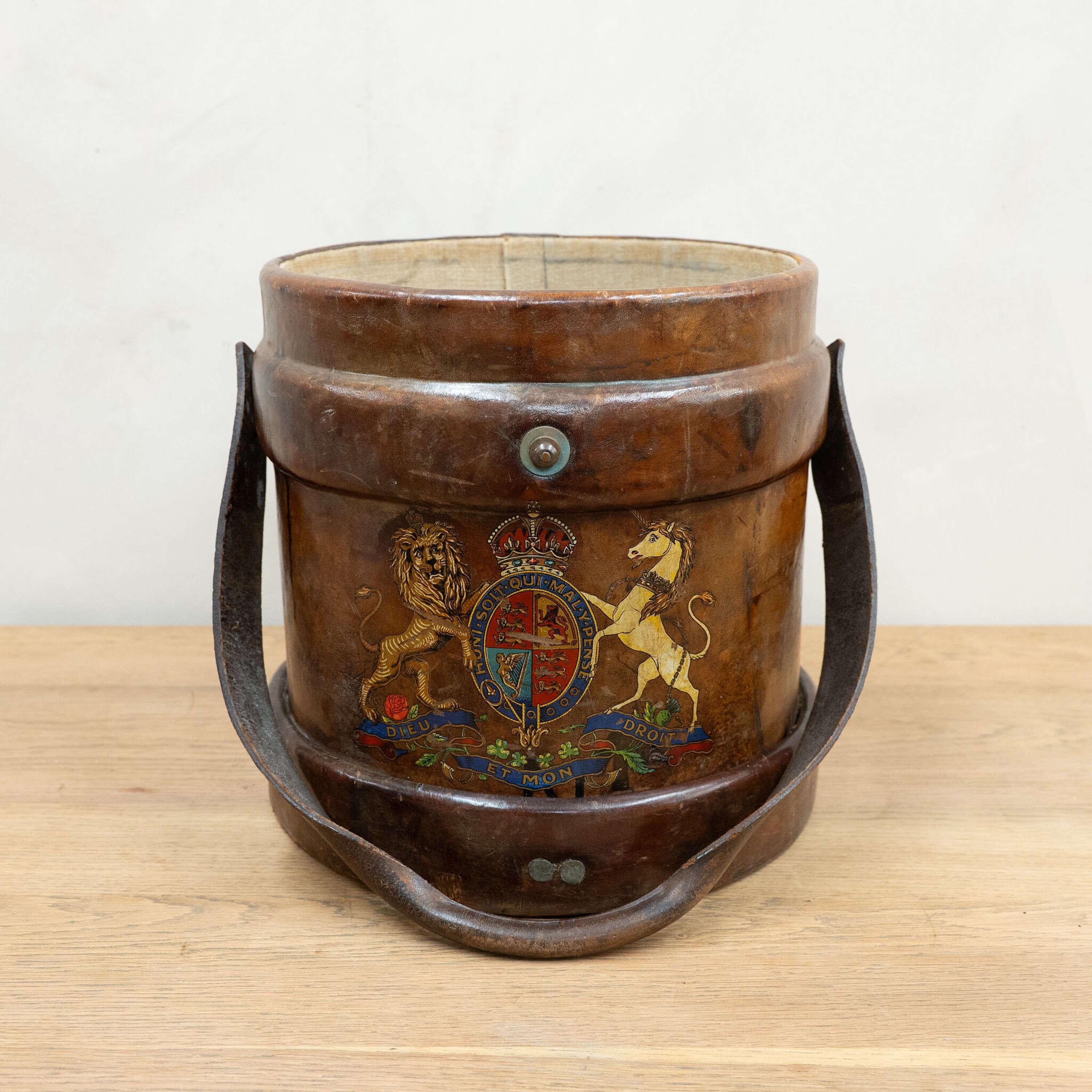 Un grande portacorda in pelle, in condizioni eccellenti.
Timbrato e datato: BH & G Ltd.
Foderato in tela.
Eccellente per accendere il fuoco o come elemento decorativo in casa. 
Inghilterra, circa 1941.

Altezza - 35 cm
Diametro - 35,5 cm
Per favore,