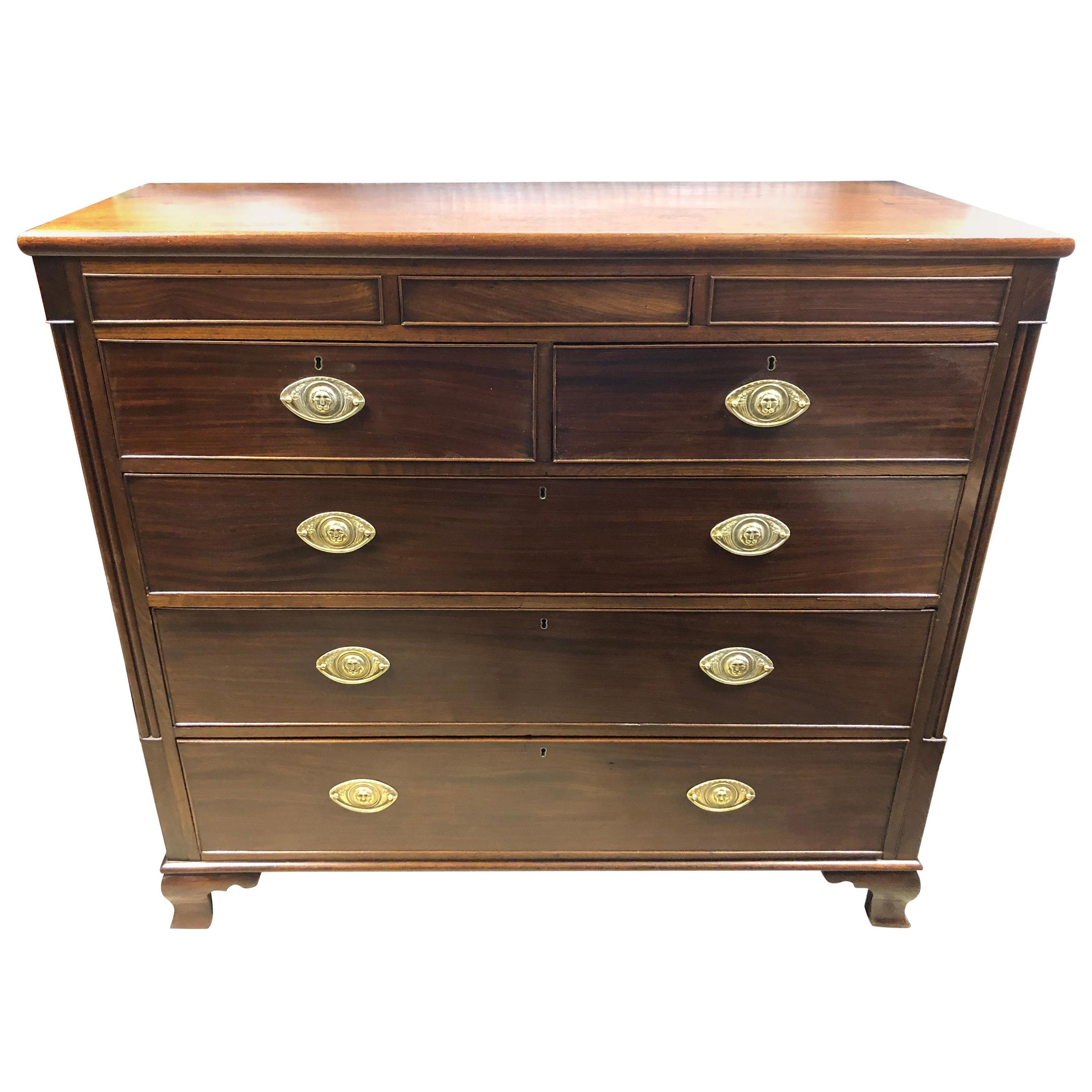 Grande commode anglaise en acajou avec côtés cannelés et tiroir secret en vente