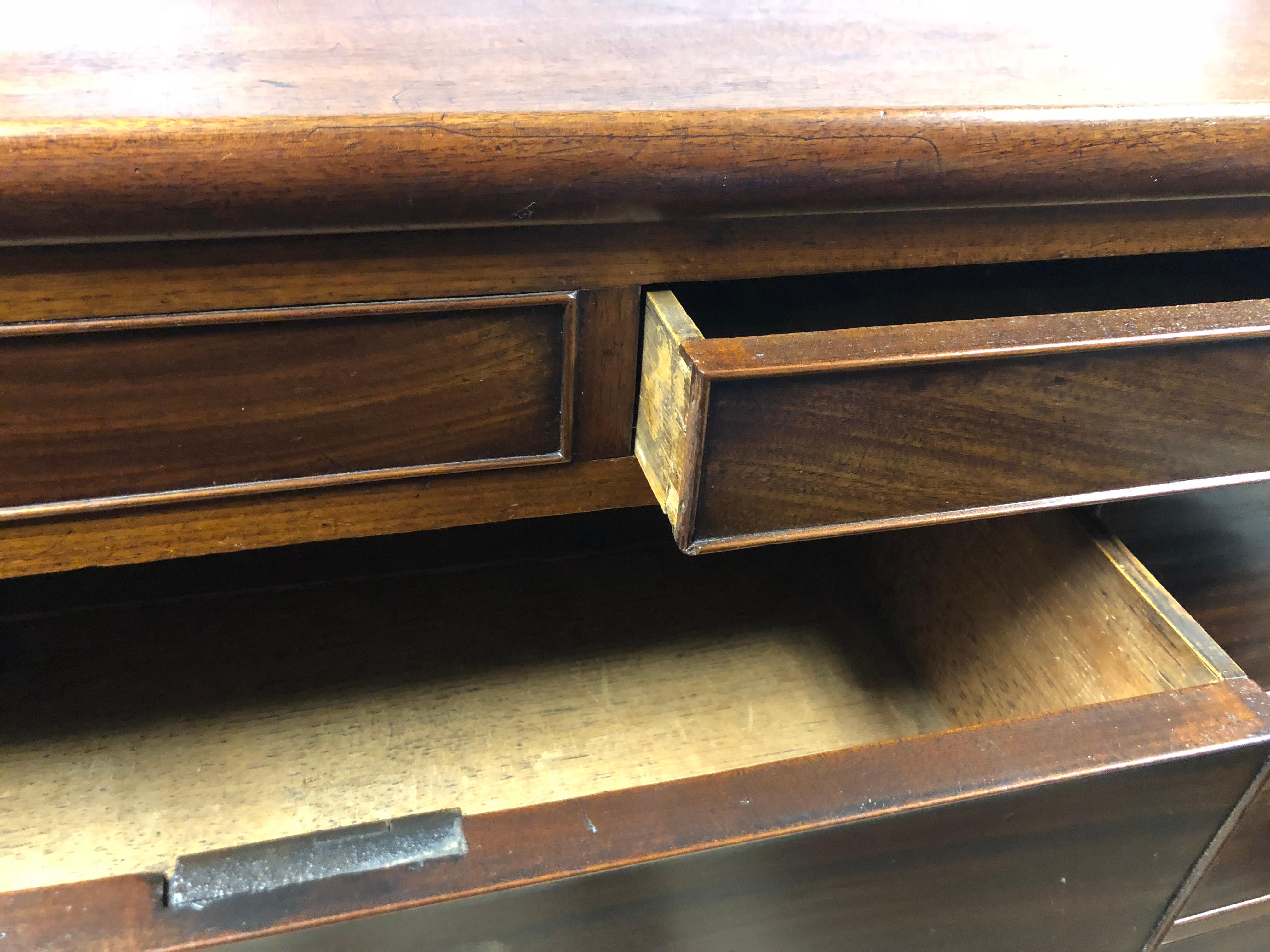 Anglais Grande commode anglaise en acajou avec côtés cannelés et tiroir secret en vente