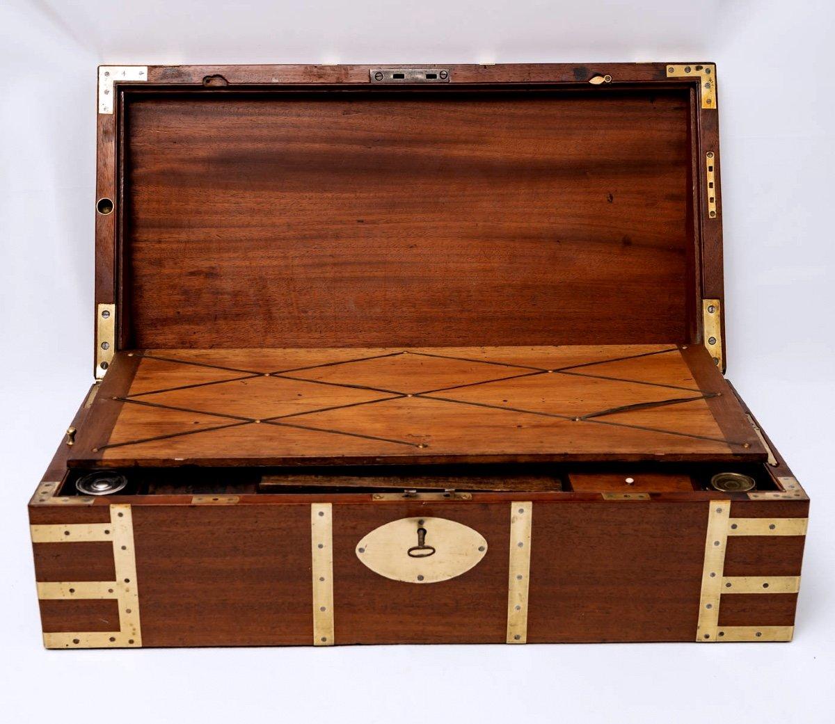 Large solid mahogany marine case decorated with brass reinforcements and blank cartouche.
This magnificent work is English in the taste of the productions of Martin Guillaume Biennais, the goldsmith of Napoleon I (1764-1843) and the two empresses.
