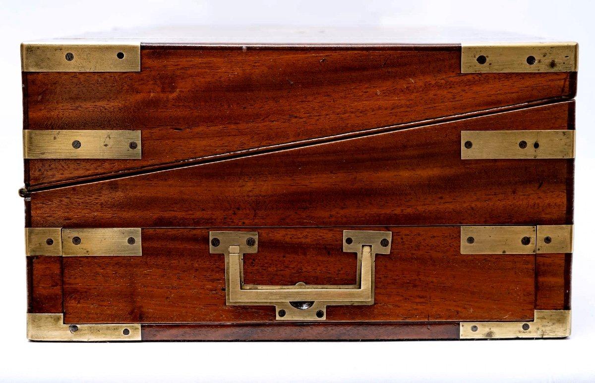 Großer englischer Marine-Schreibtisch aus massivem Mahagoni und Messing – X. Jahrhundert (Holz) im Angebot