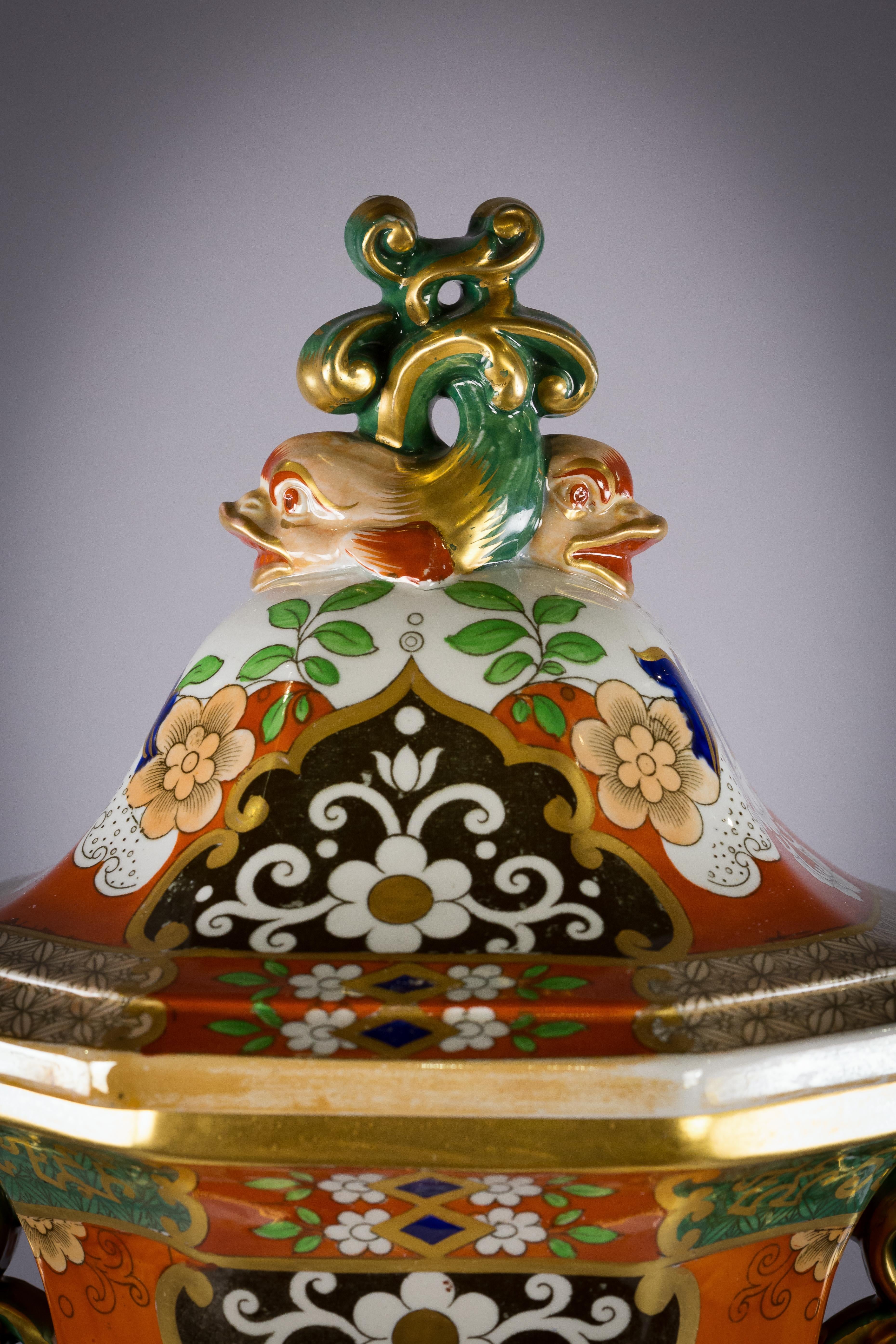 Inglese Grande vaso coperto in Mason's Ironstone inglese, circa 1820 in vendita