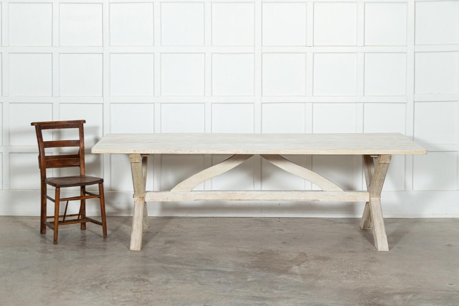 Grande table de réfectoire en X en chêne blanchi du milieu du 19ème siècle anglais en vente 9