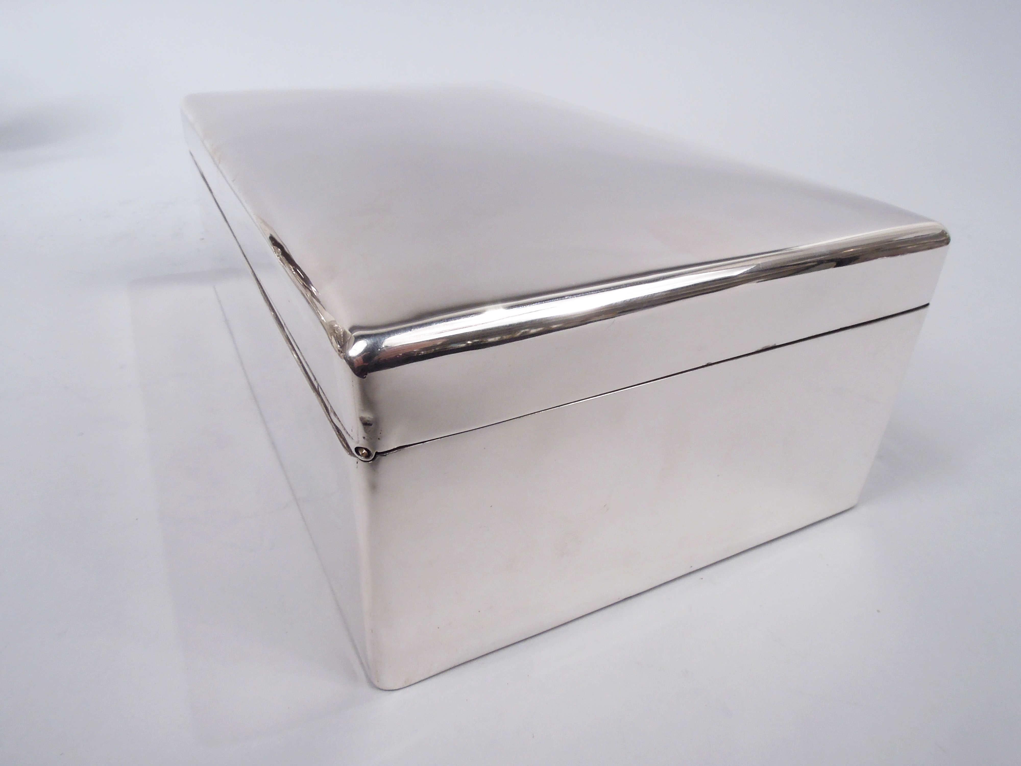 Large English Modern Sterling Silver Box, 1914 In Good Condition For Sale In New York, NY