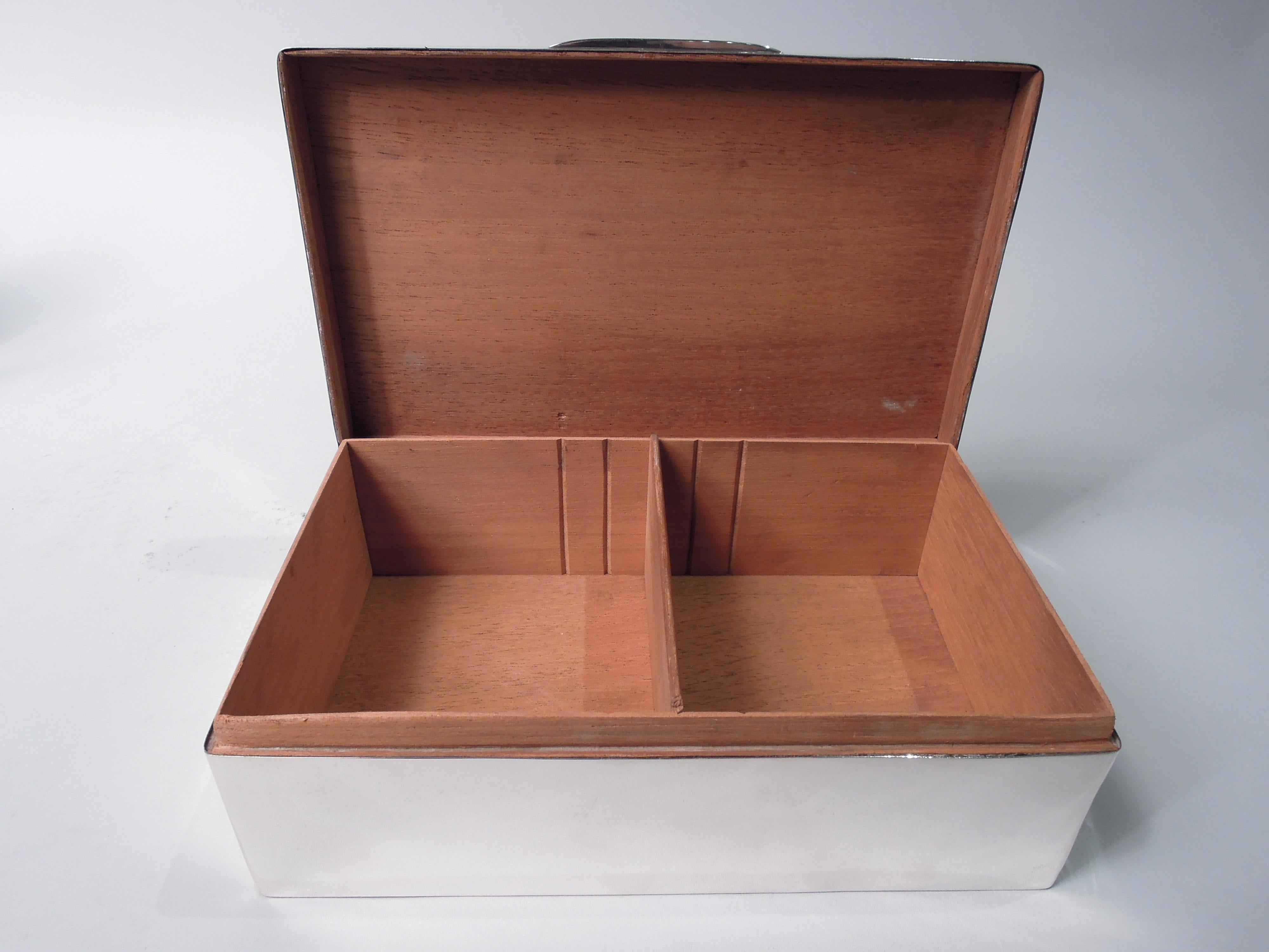 Große englische moderne Schachtel aus Sterlingsilber, 1914 (Frühes 20. Jahrhundert) im Angebot