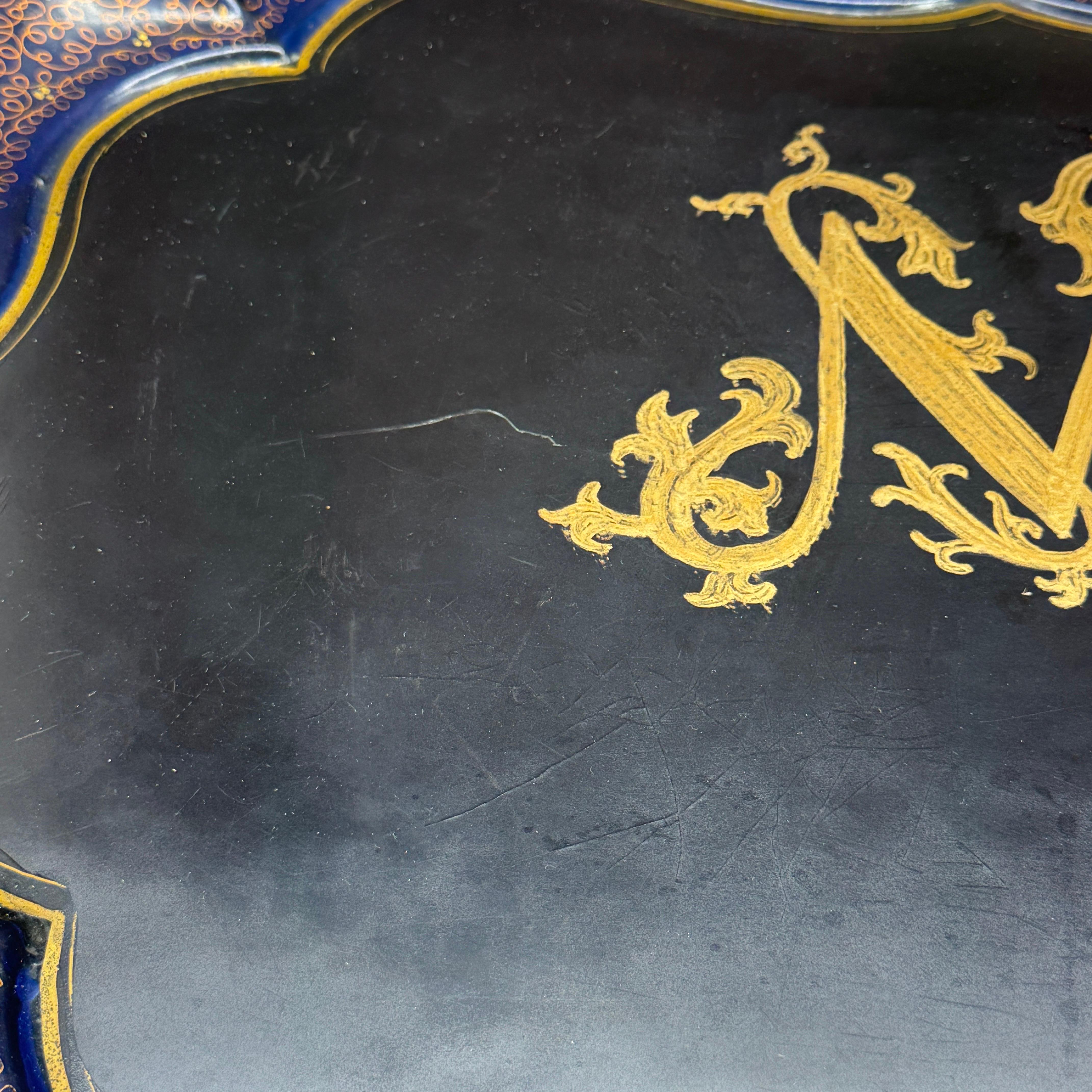 Large English Monogrammed M Painted Tole Serving Tray For Sale 5