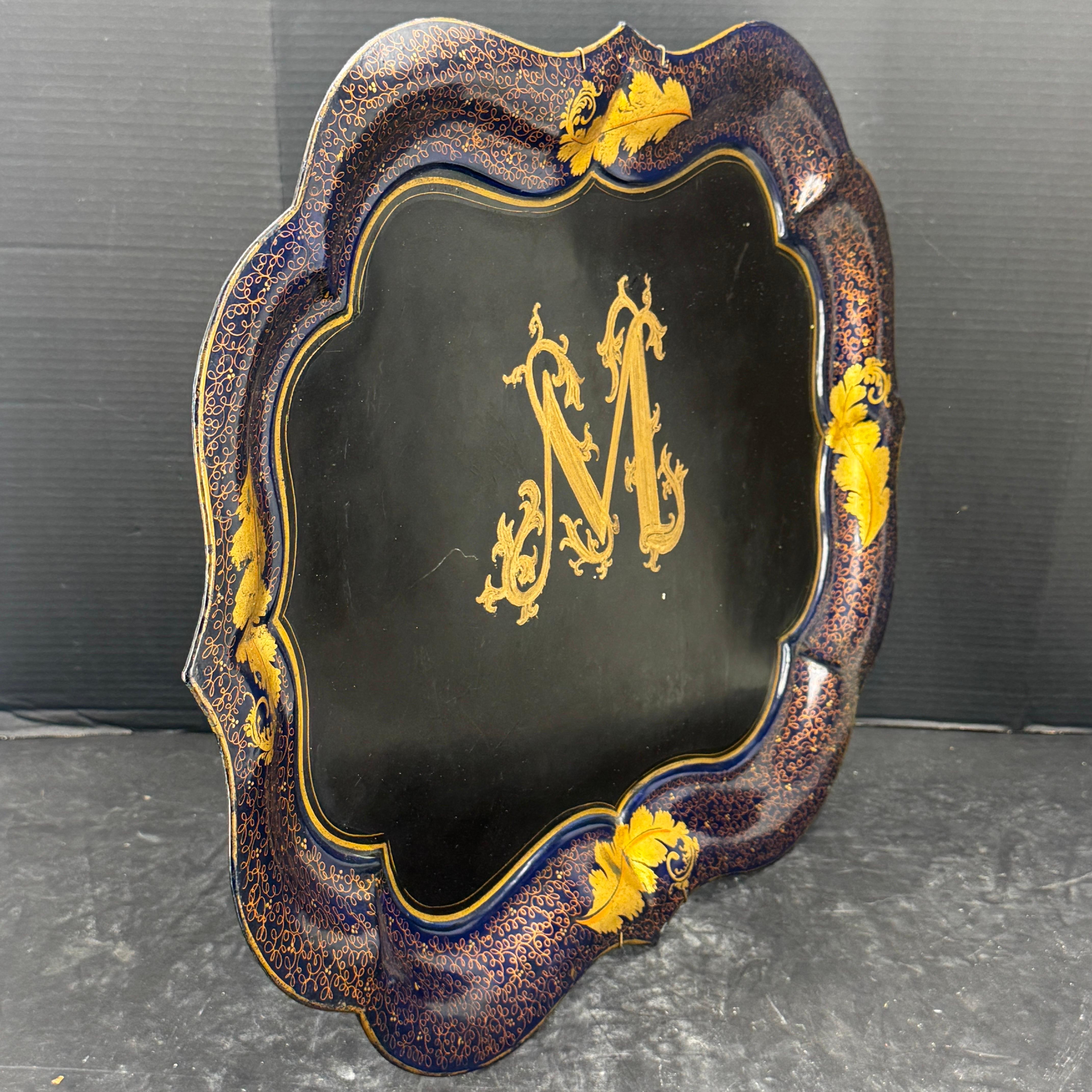 Large English Monogrammed M Painted Tole Serving Tray In Good Condition For Sale In Haddonfield, NJ