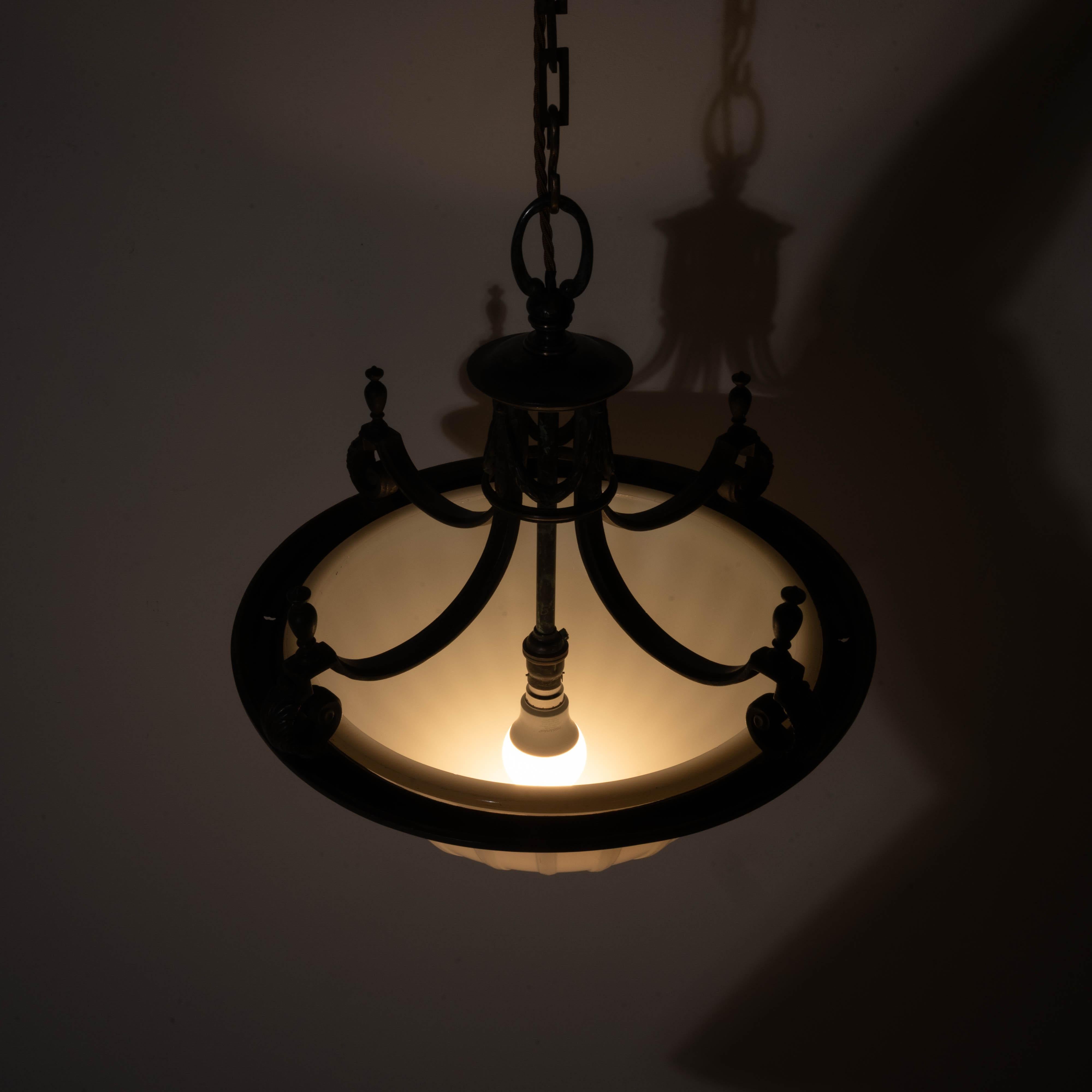 Grande placca di vetro inglese con pietra di luna incastonata in una cornice di bronzo fuso di alta qualità in vendita 2