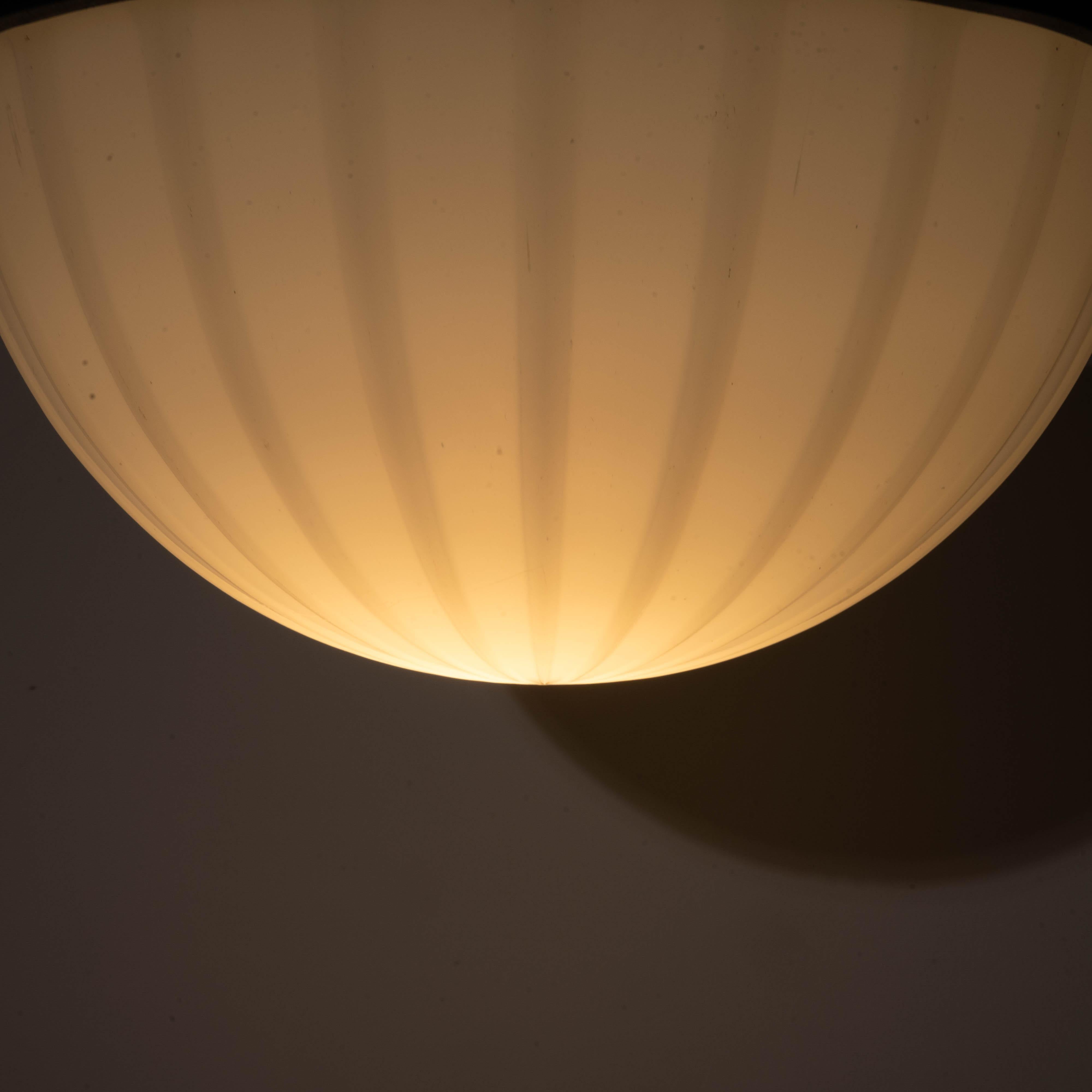 Grande placca di vetro inglese con pietra di luna incastonata in una cornice di bronzo fuso di alta qualità in vendita 3