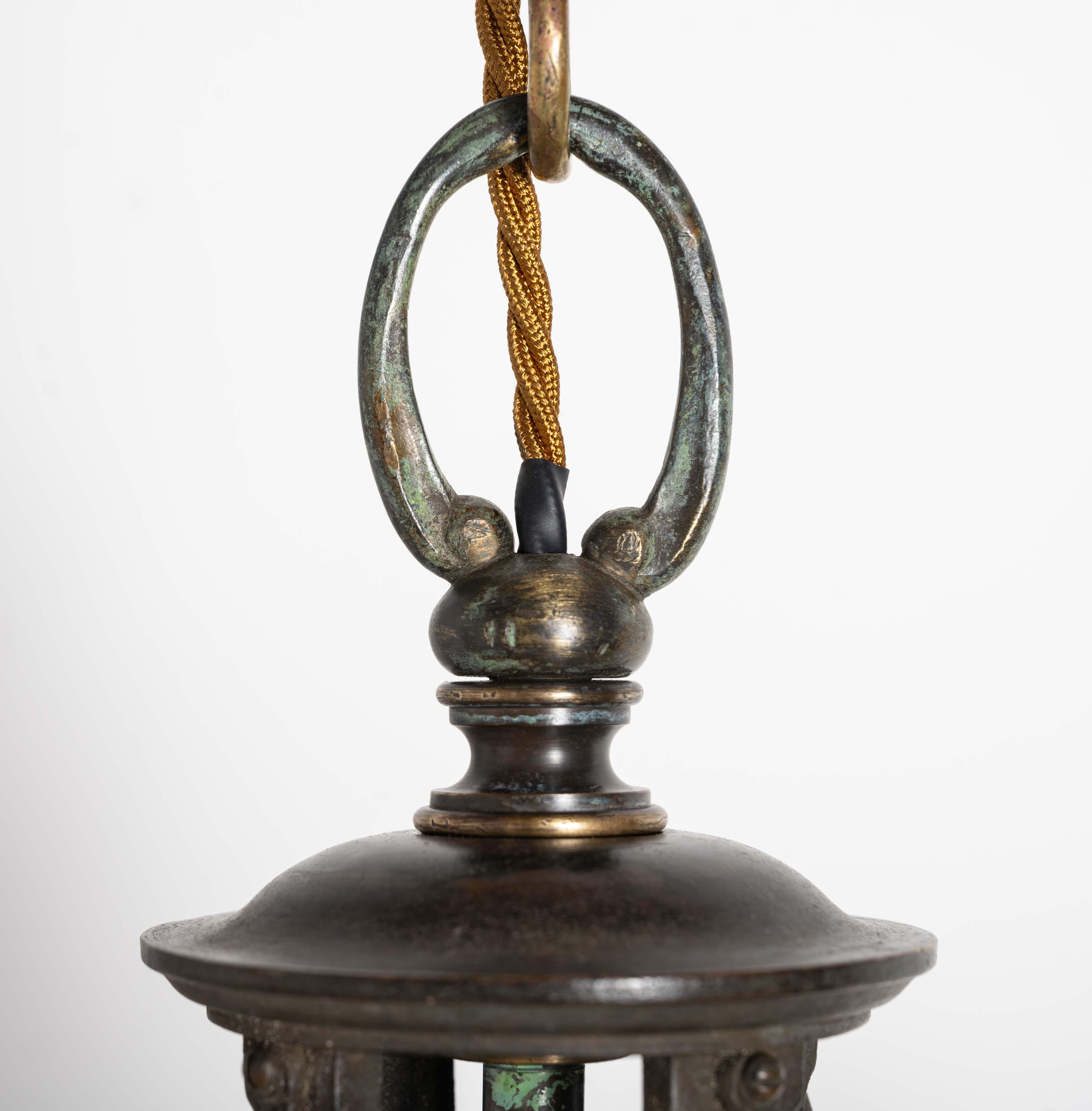 Grande placca di vetro inglese con pietra di luna incastonata in una cornice di bronzo fuso di alta qualità in vendita 5