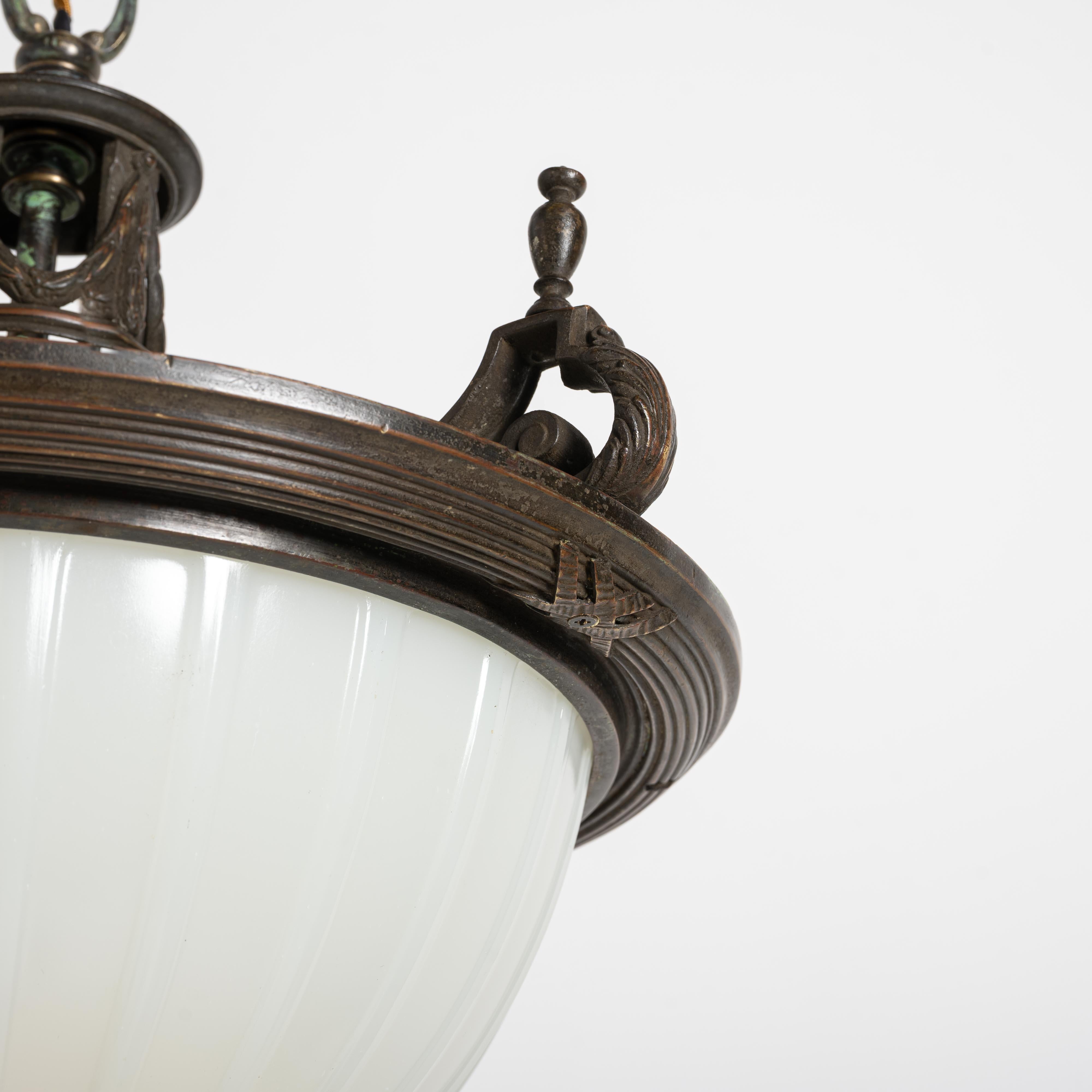 Grande placca di vetro inglese con pietra di luna incastonata in una cornice di bronzo fuso di alta qualità in vendita 7