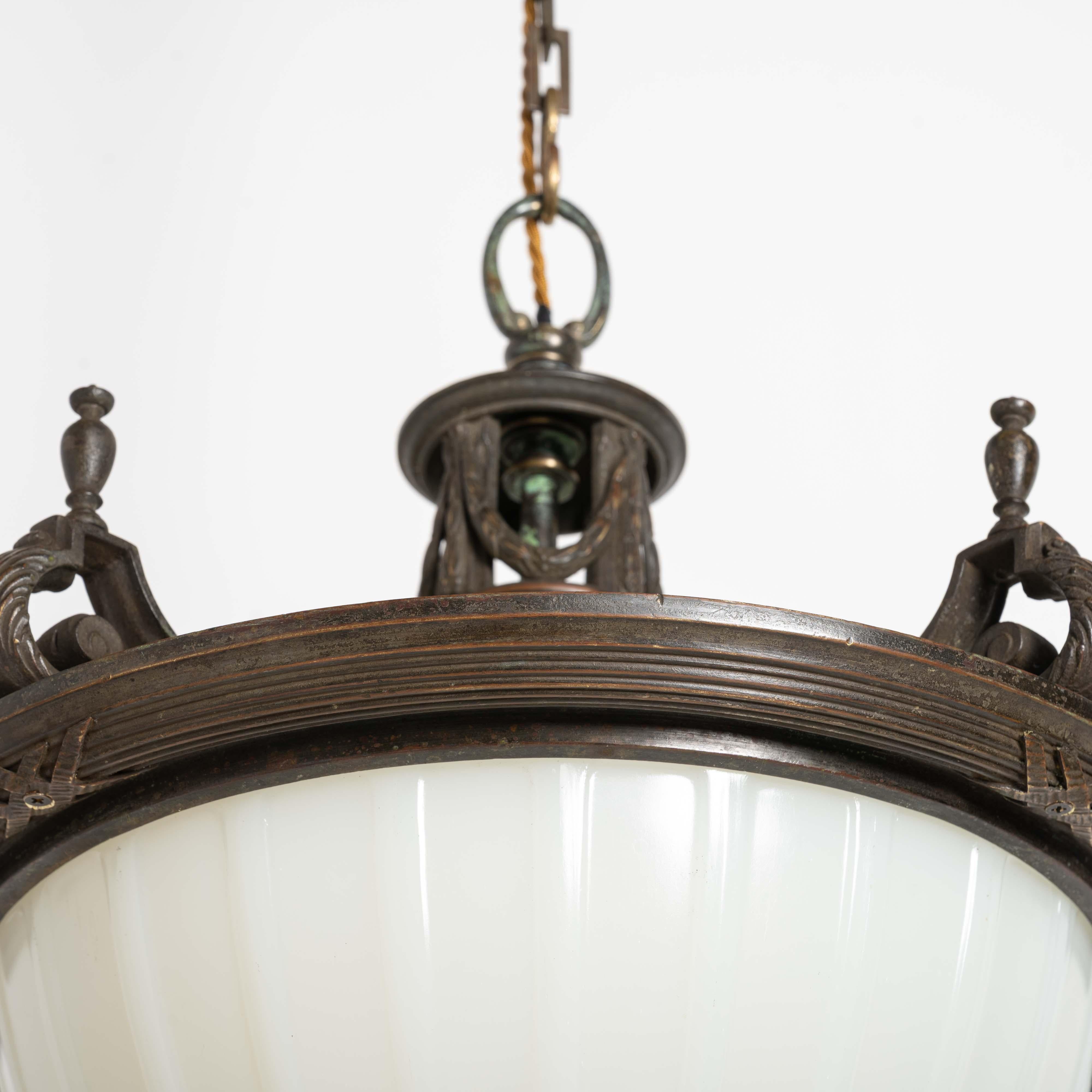 Grande placca di vetro inglese con pietra di luna incastonata in una cornice di bronzo fuso di alta qualità in vendita 8