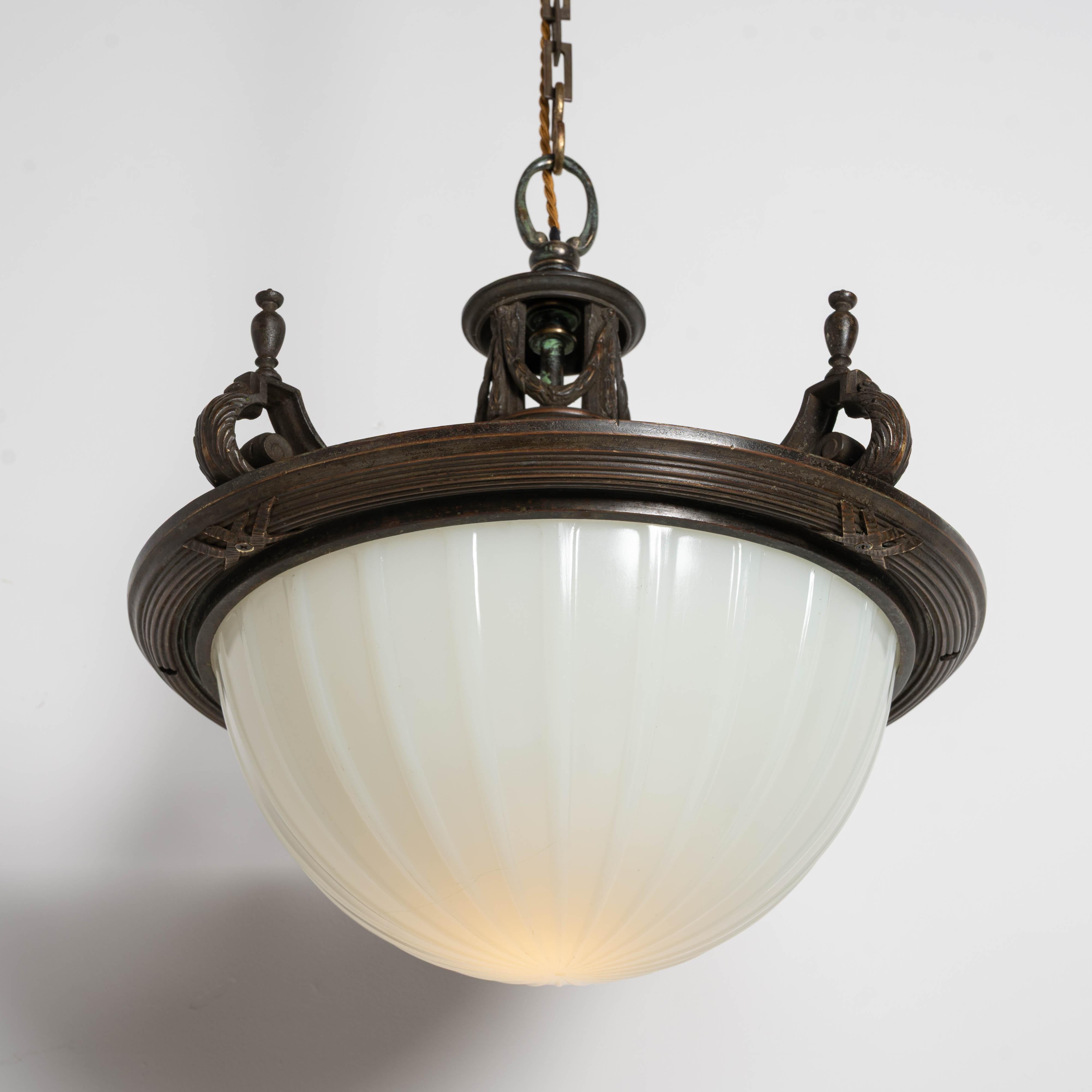 Grande placca di vetro inglese con pietra di luna incastonata in una cornice di bronzo fuso di alta qualità in vendita 9