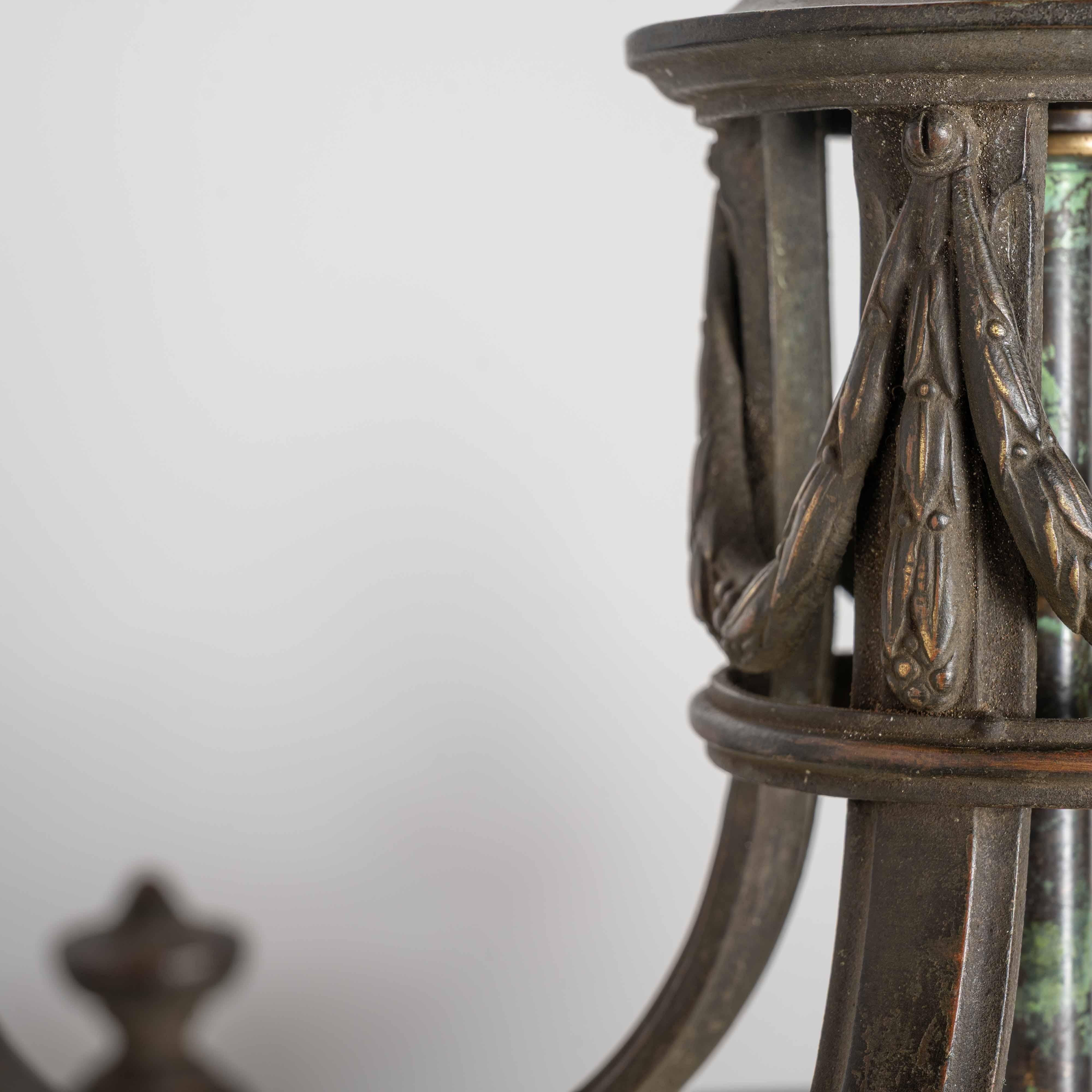 Grande placca di vetro inglese con pietra di luna incastonata in una cornice di bronzo fuso di alta qualità in vendita 11