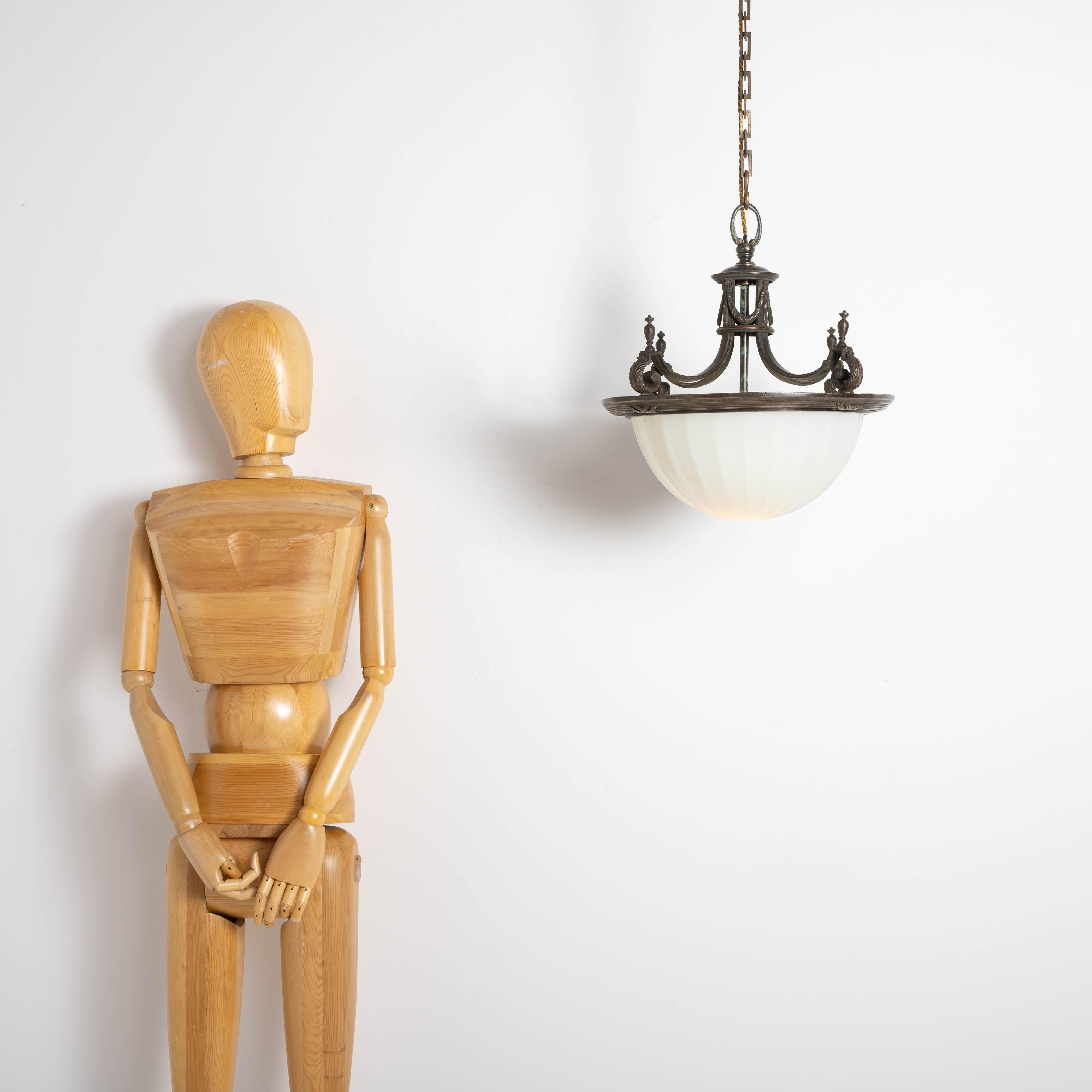 GRANDE PLAFONIERA IN VETRO CON PIETRA DI LUNA INGLESE DA 14 POLLICI INCASTONATA IN UNA PESANTE CORNICE IN BRONZO FUSO

Un plafonnier inglese in pietra di luna dalle bellissime proporzioni, con una grande ciotola in vetro di pietra di luna scanalata