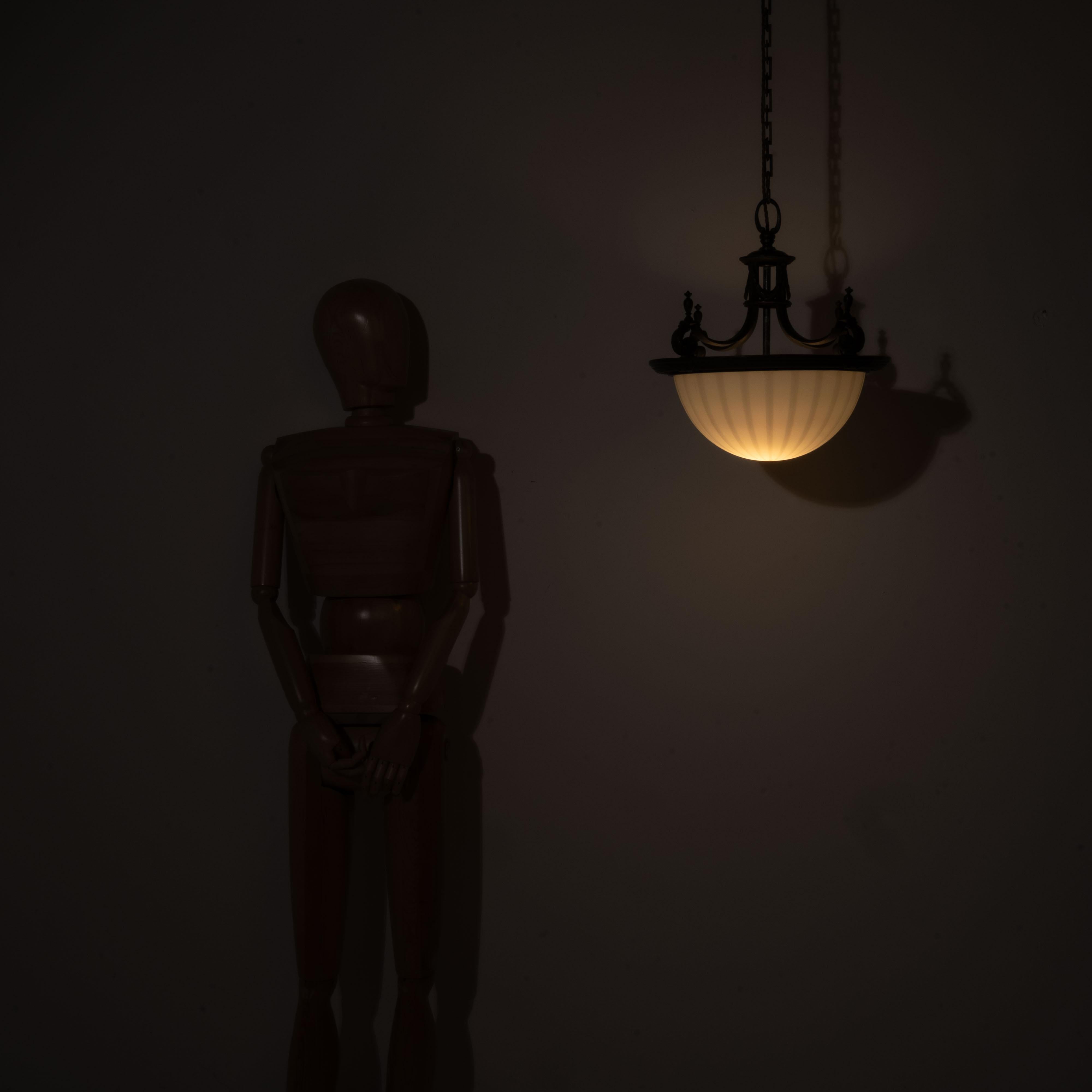 Grande placca di vetro inglese con pietra di luna incastonata in una cornice di bronzo fuso di alta qualità in vendita 12