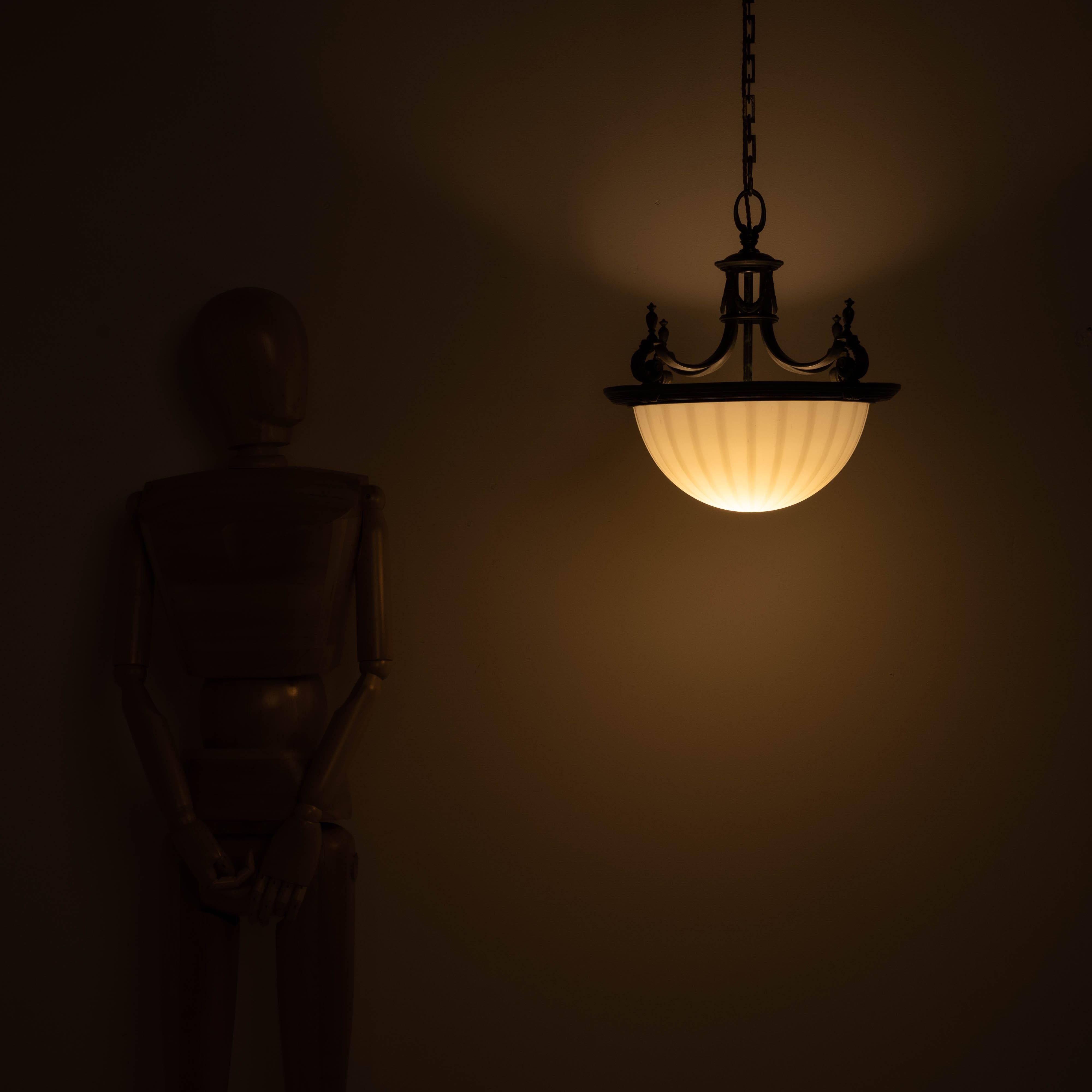 Art Nouveau Grande placca di vetro inglese con pietra di luna incastonata in una cornice di bronzo fuso di alta qualità in vendita