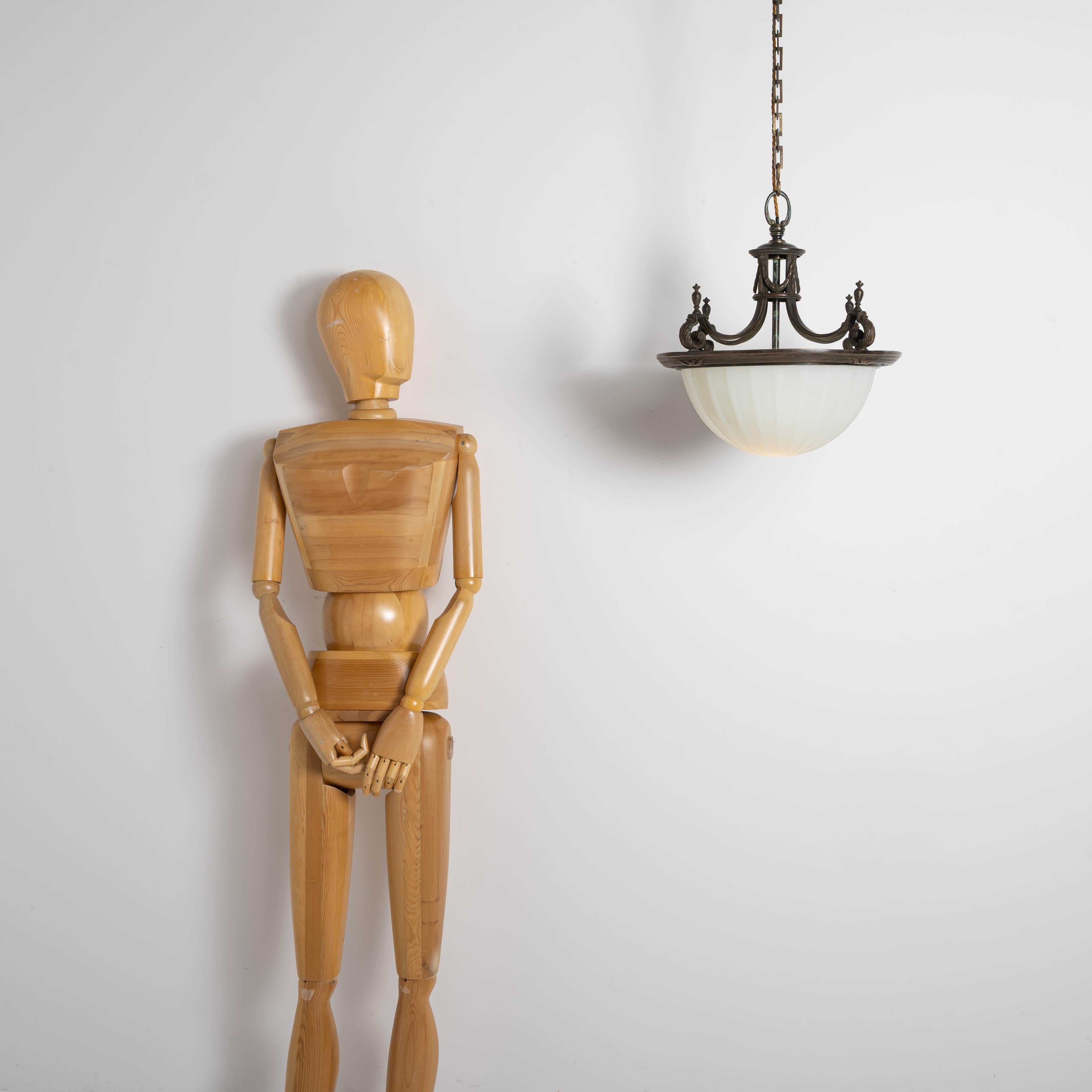 Britannico Grande placca di vetro inglese con pietra di luna incastonata in una cornice di bronzo fuso di alta qualità in vendita