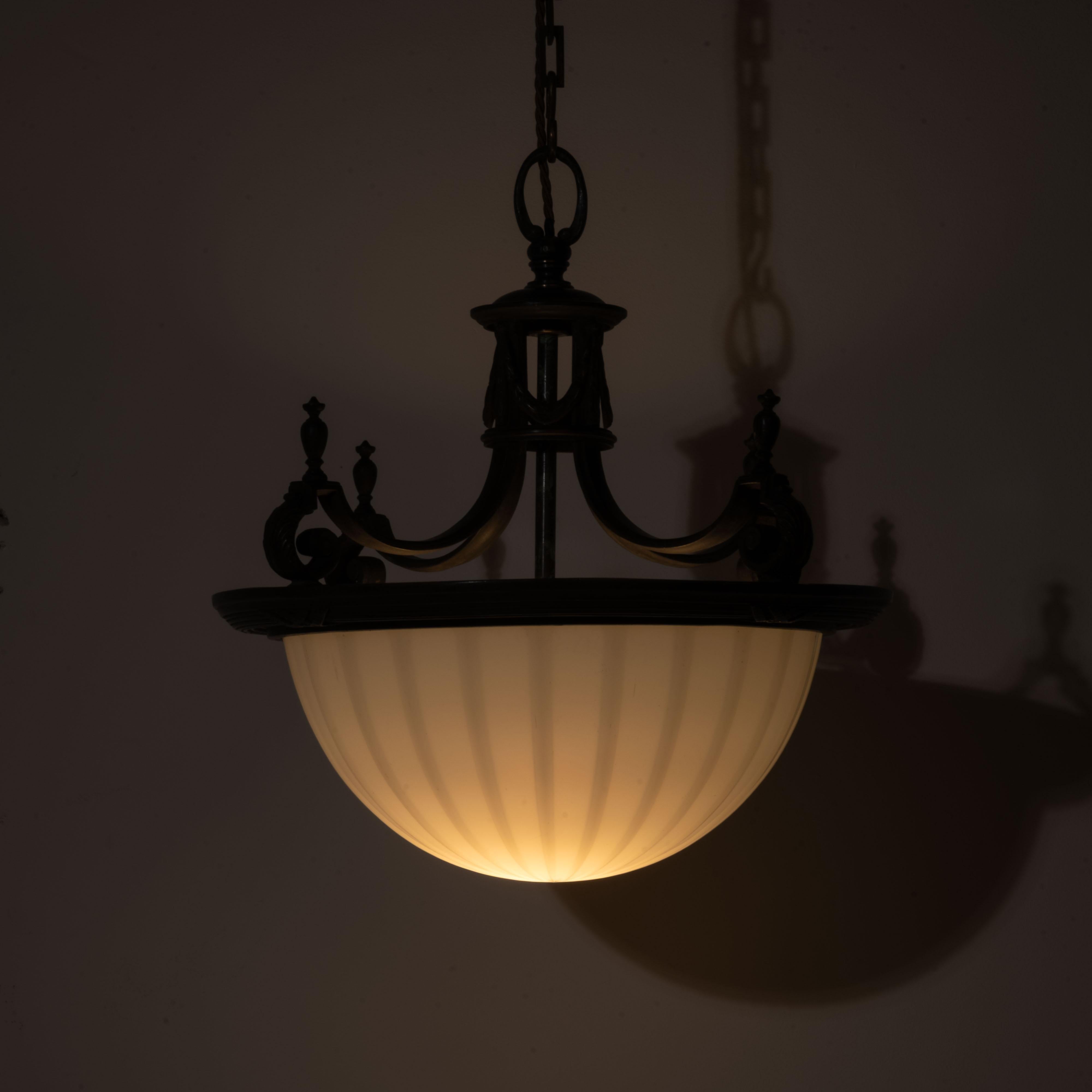 Calco Grande placca di vetro inglese con pietra di luna incastonata in una cornice di bronzo fuso di alta qualità in vendita