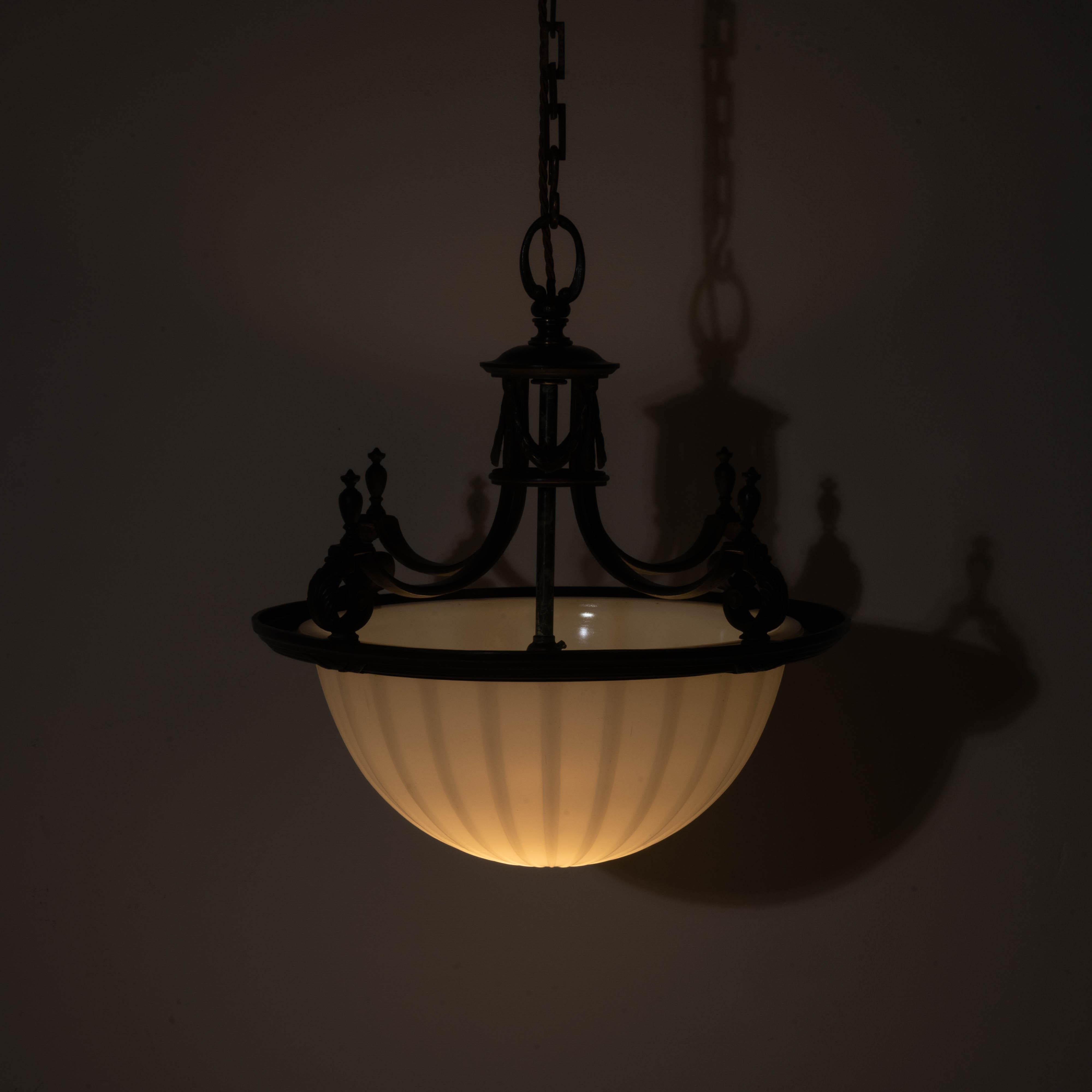 Grande placca di vetro inglese con pietra di luna incastonata in una cornice di bronzo fuso di alta qualità In condizioni buone in vendita a Nottingham, GB