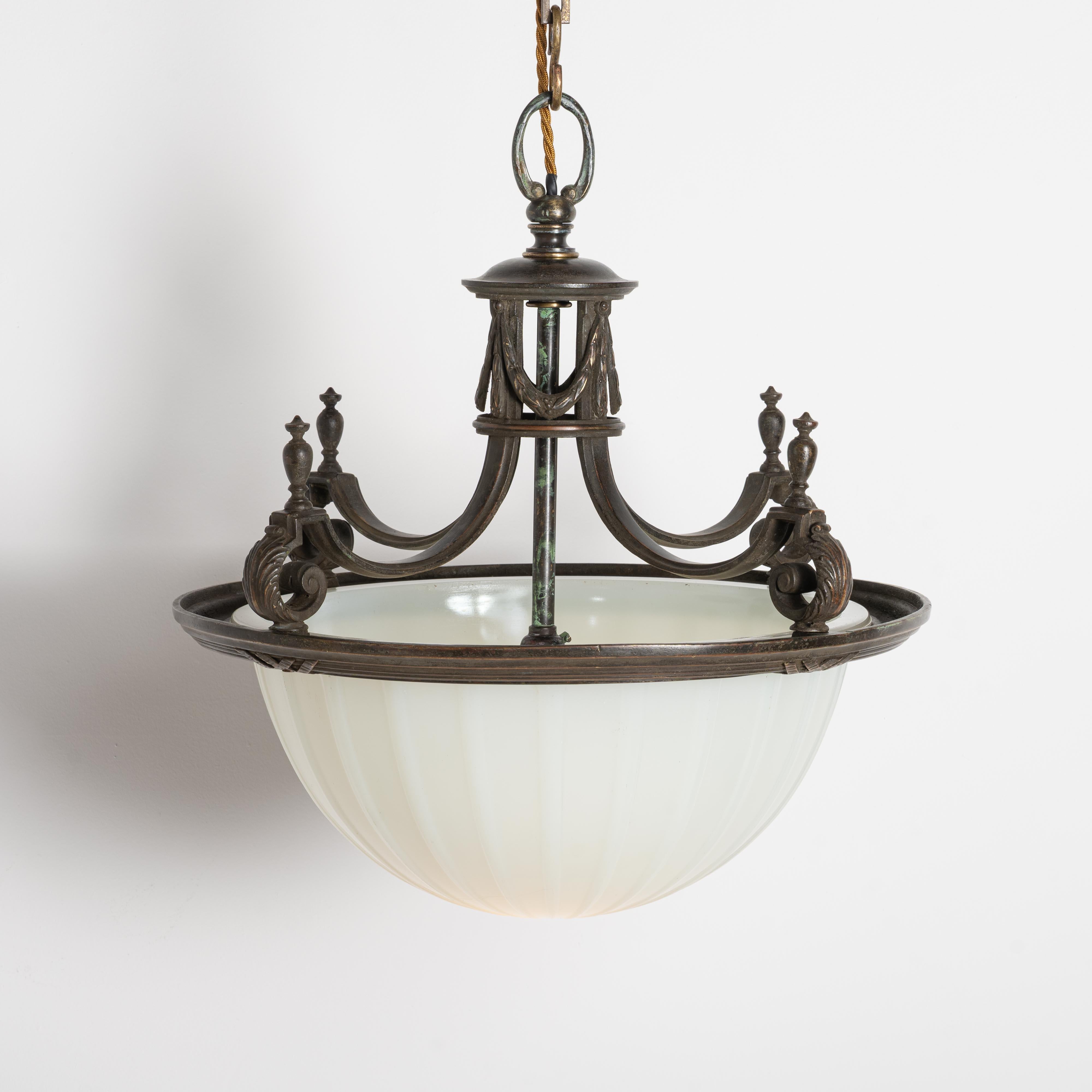 Inizio XX secolo Grande placca di vetro inglese con pietra di luna incastonata in una cornice di bronzo fuso di alta qualità in vendita