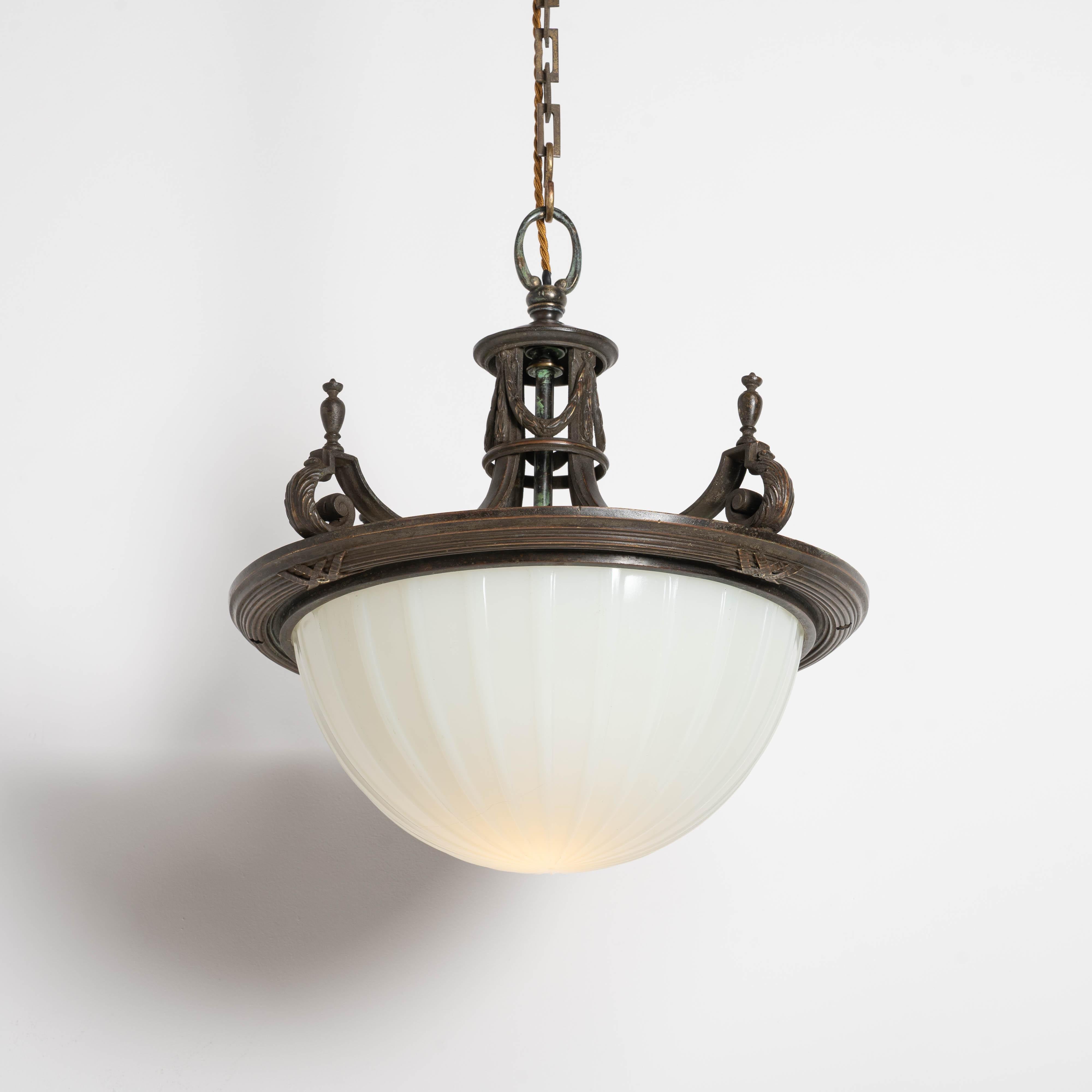 Vetro lattimo Grande placca di vetro inglese con pietra di luna incastonata in una cornice di bronzo fuso di alta qualità in vendita