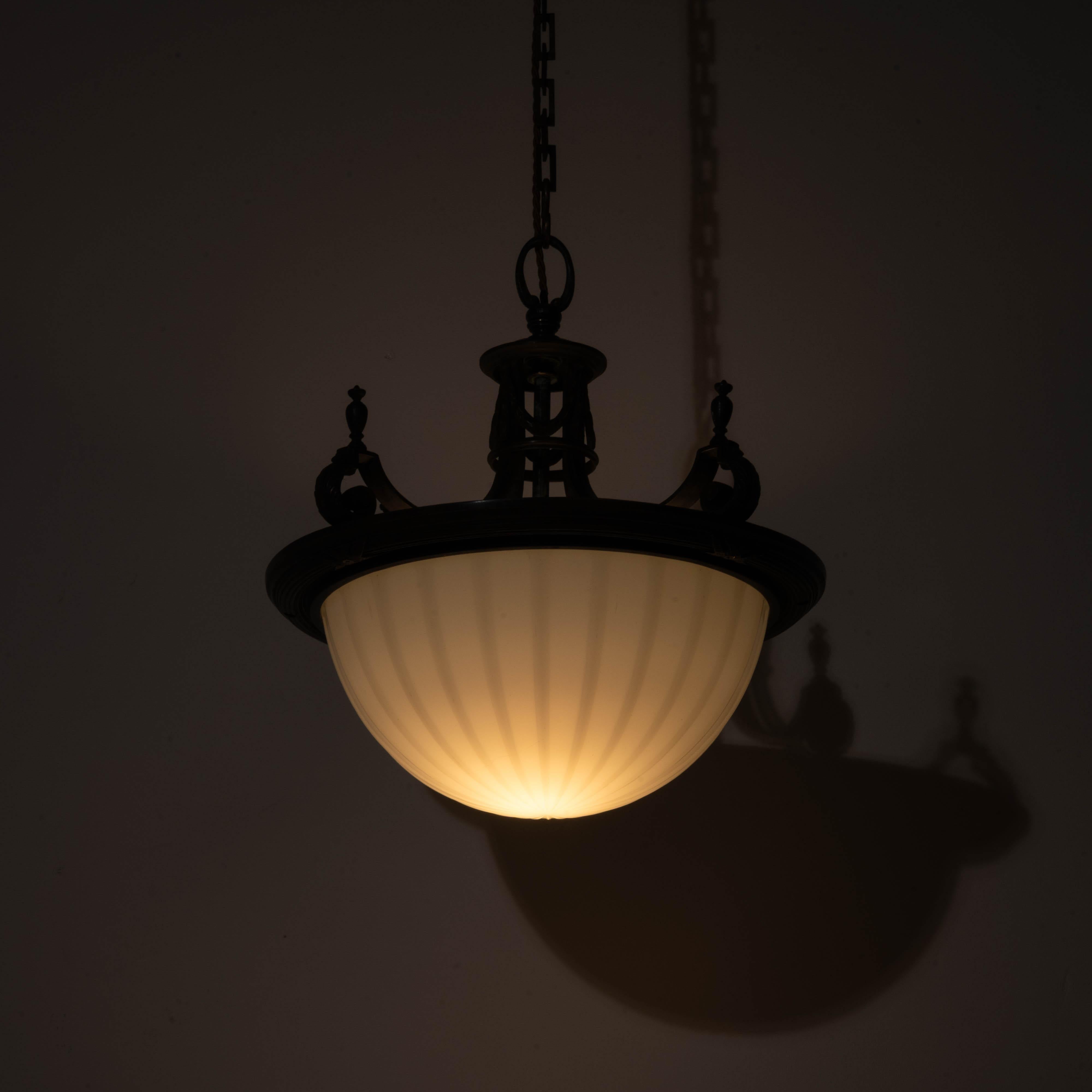 Grande placca di vetro inglese con pietra di luna incastonata in una cornice di bronzo fuso di alta qualità in vendita 1