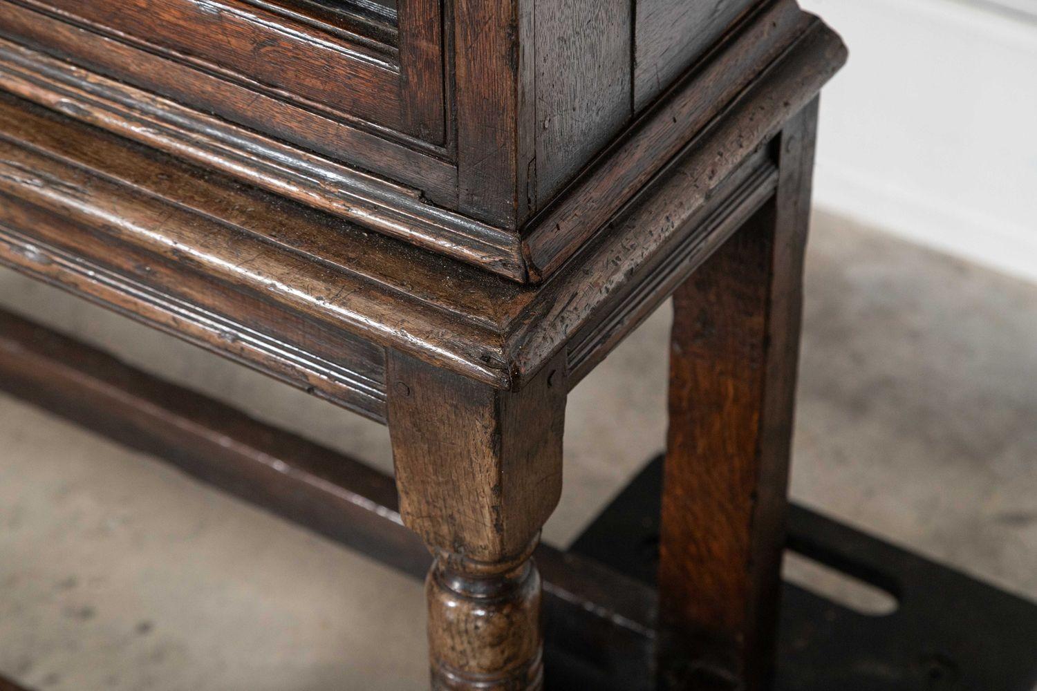 Grande bibliothèque anglaise émaillée de style Charles II en vente 5