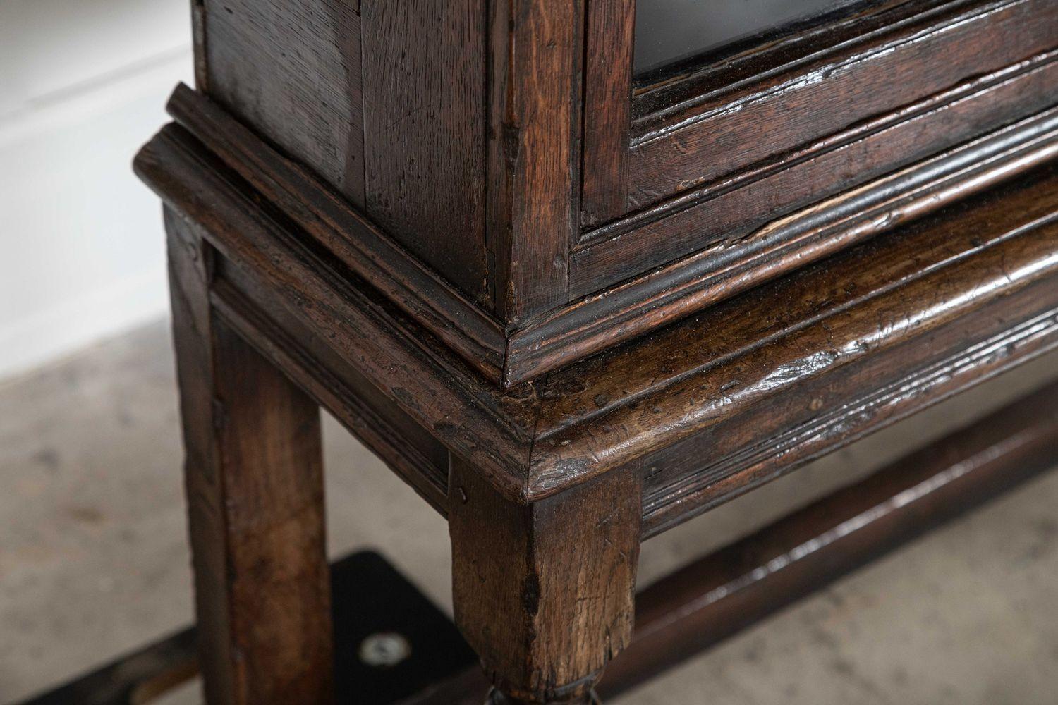 Grande bibliothèque anglaise émaillée de style Charles II en vente 6