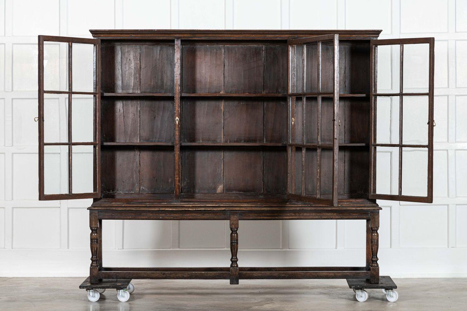 vers 1900
Grande bibliothèque anglaise émaillée de style Charles II
sku 2012
Ensemble L186 x P29 x H160 cm
Base L186 x P29 x H49 cm
Profondeur de l'étagère intérieure de la base 19.5 cm
Dessus L185 x P25,5 x H111 cm
Poids 60kg