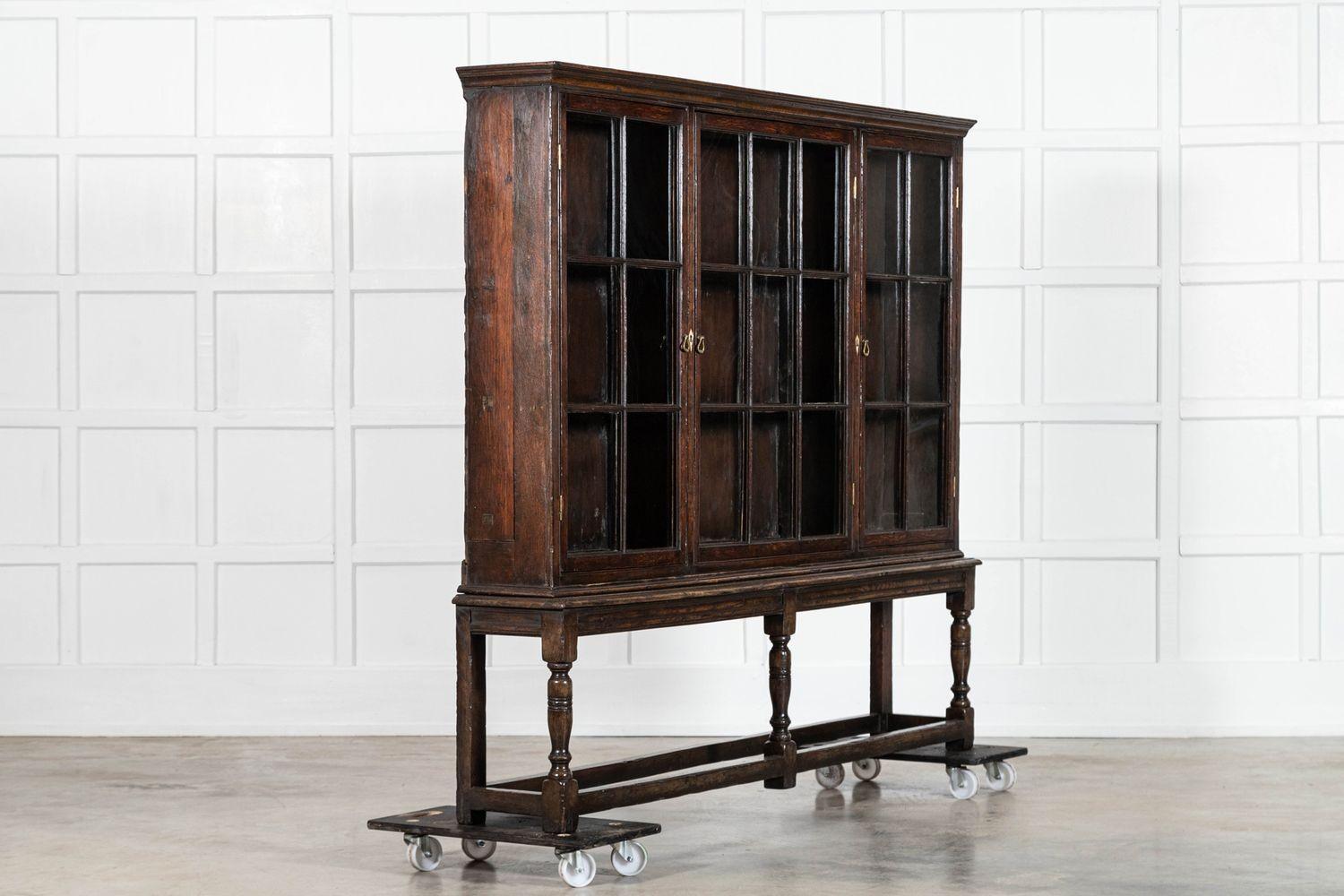 Grande bibliothèque anglaise émaillée de style Charles II Bon état - En vente à Staffordshire, GB