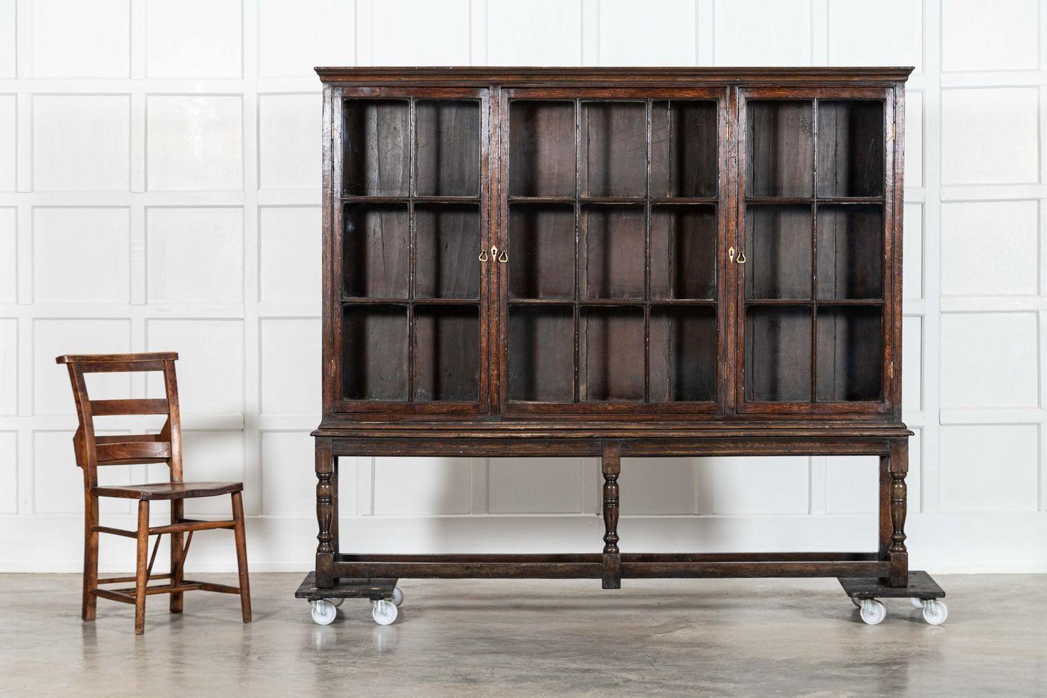 20ième siècle Grande bibliothèque anglaise émaillée de style Charles II en vente