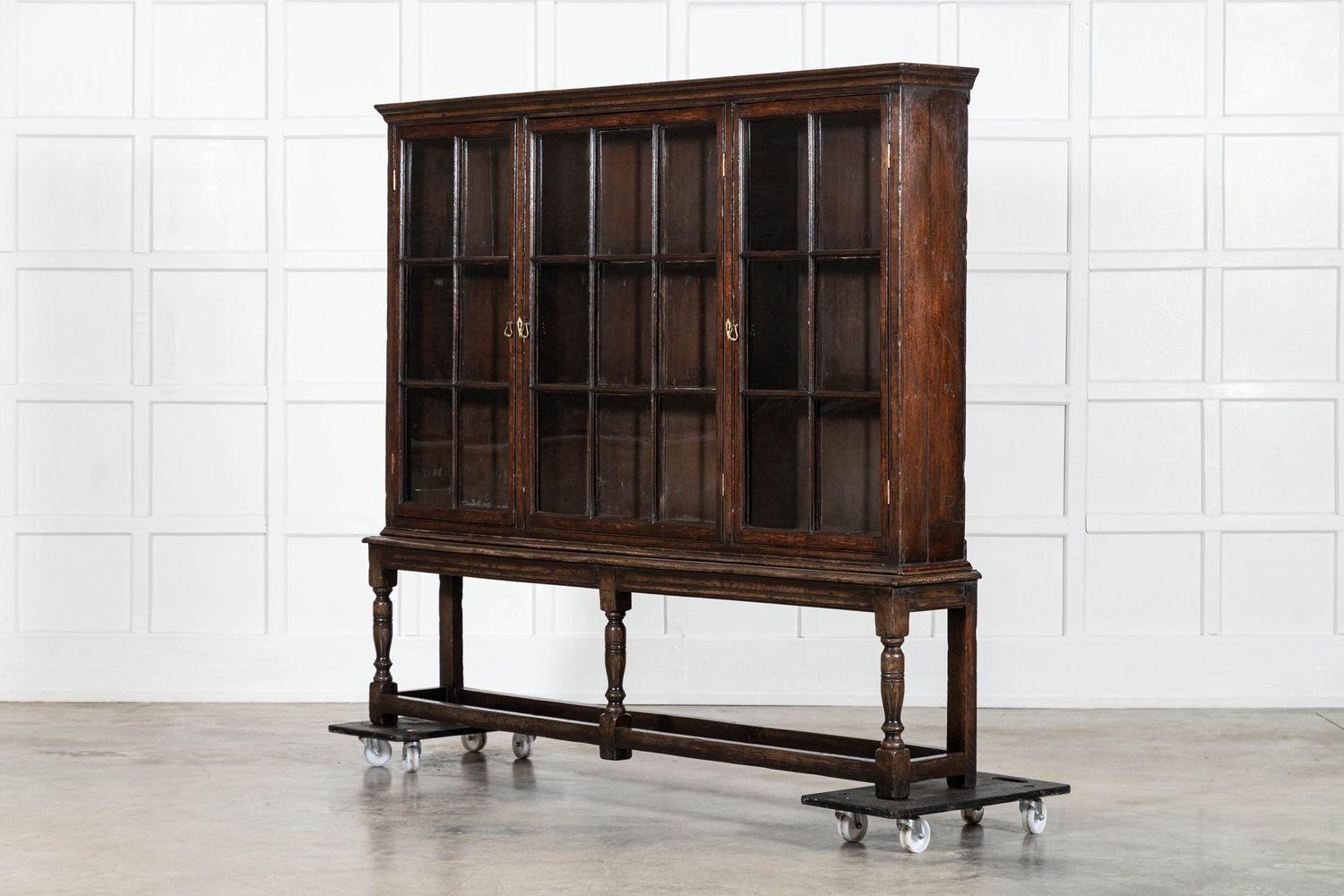 Chêne Grande bibliothèque anglaise émaillée de style Charles II en vente