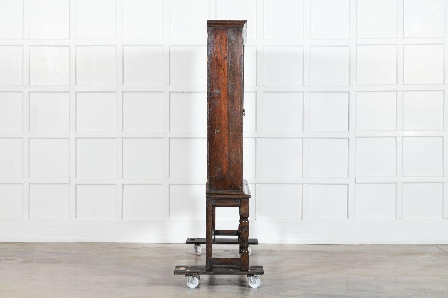 Grande bibliothèque anglaise émaillée de style Charles II en vente 1