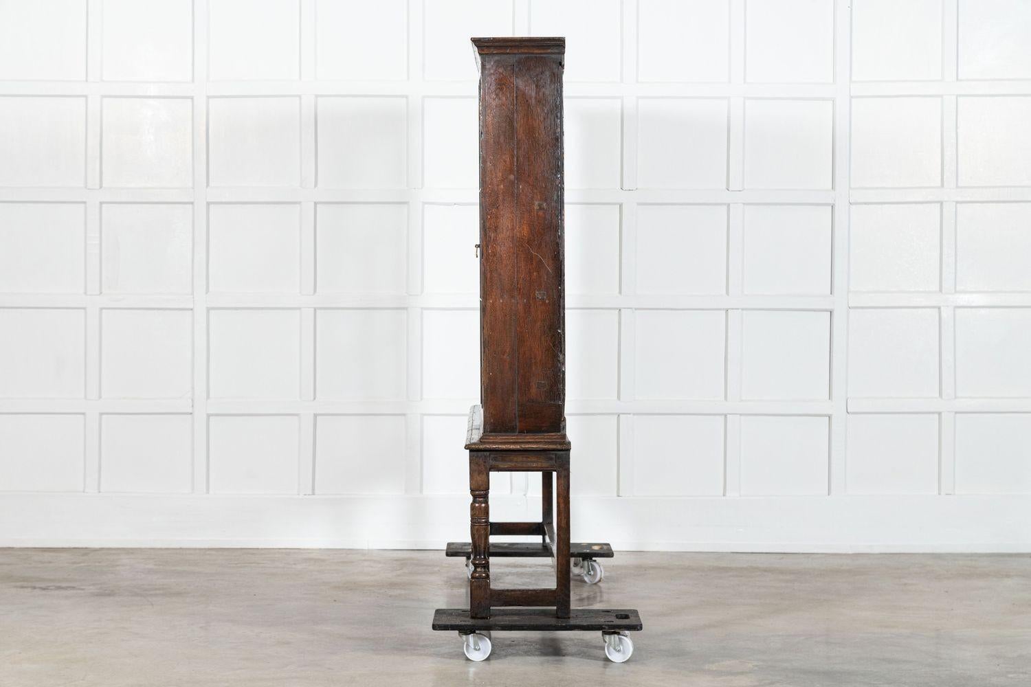 Grande bibliothèque anglaise émaillée de style Charles II en vente 2