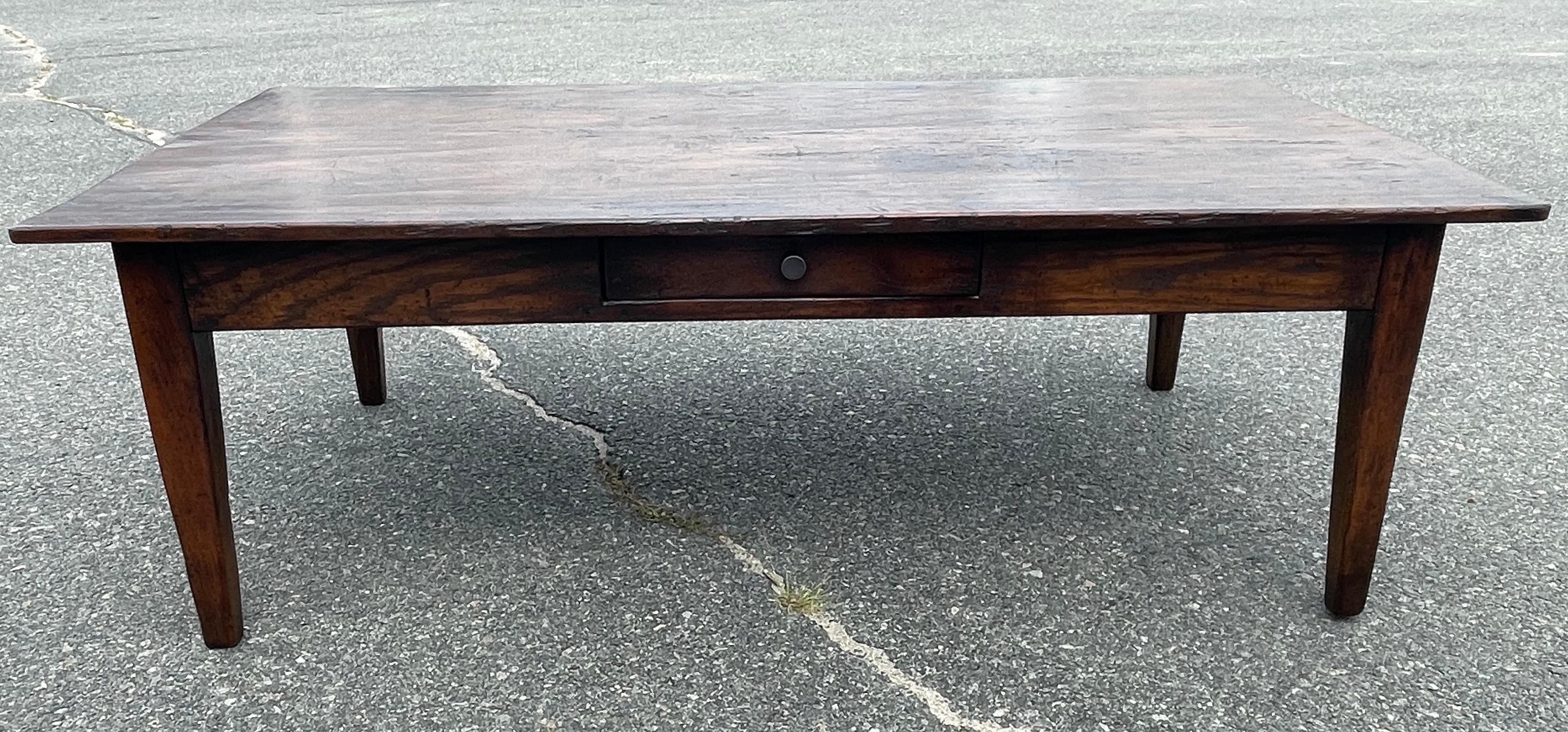 Grande table basse fabriquée à la main en chêne anglais ancien. Avec un seul tiroir sur un côté.