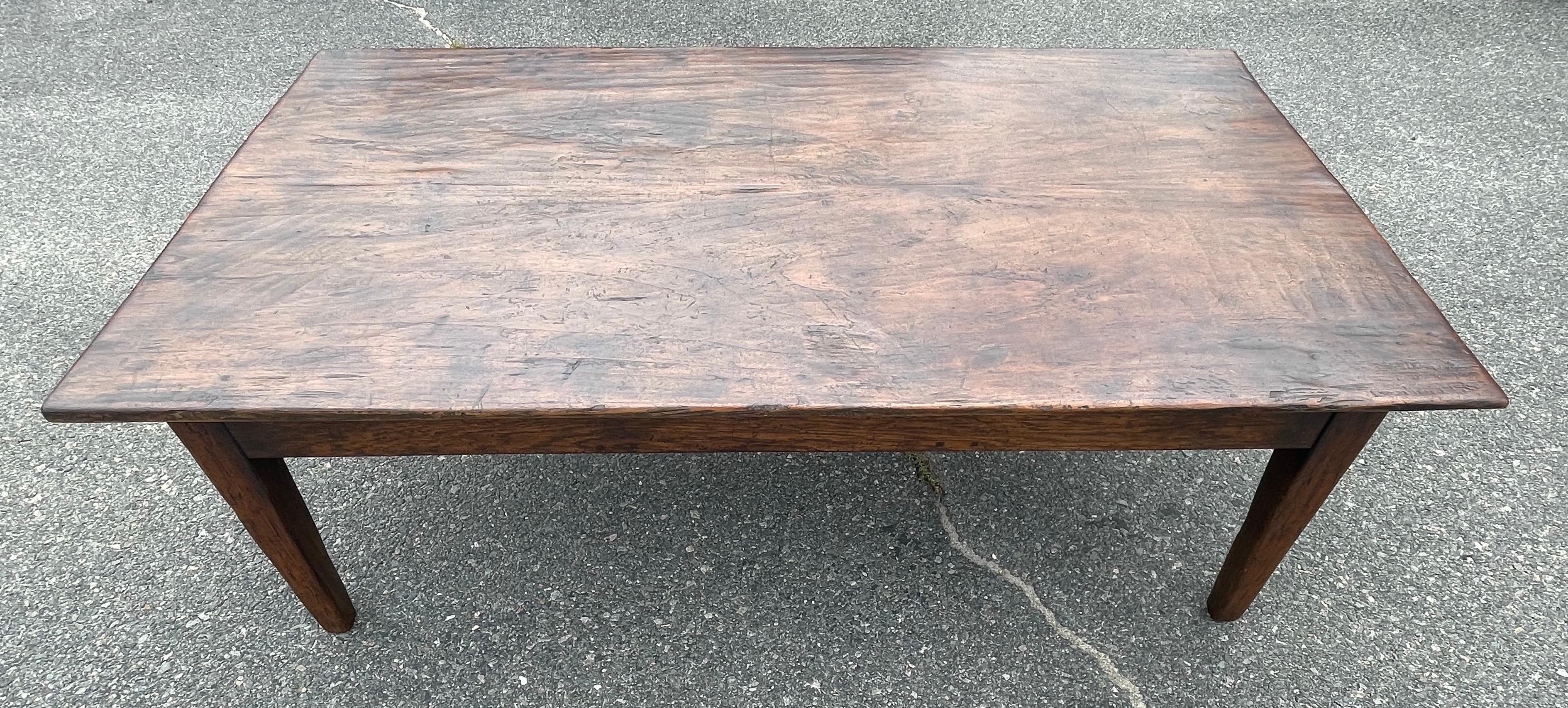 Grande table basse anglaise en chêne avec un seul tiroir Excellent état - En vente à Nantucket, MA