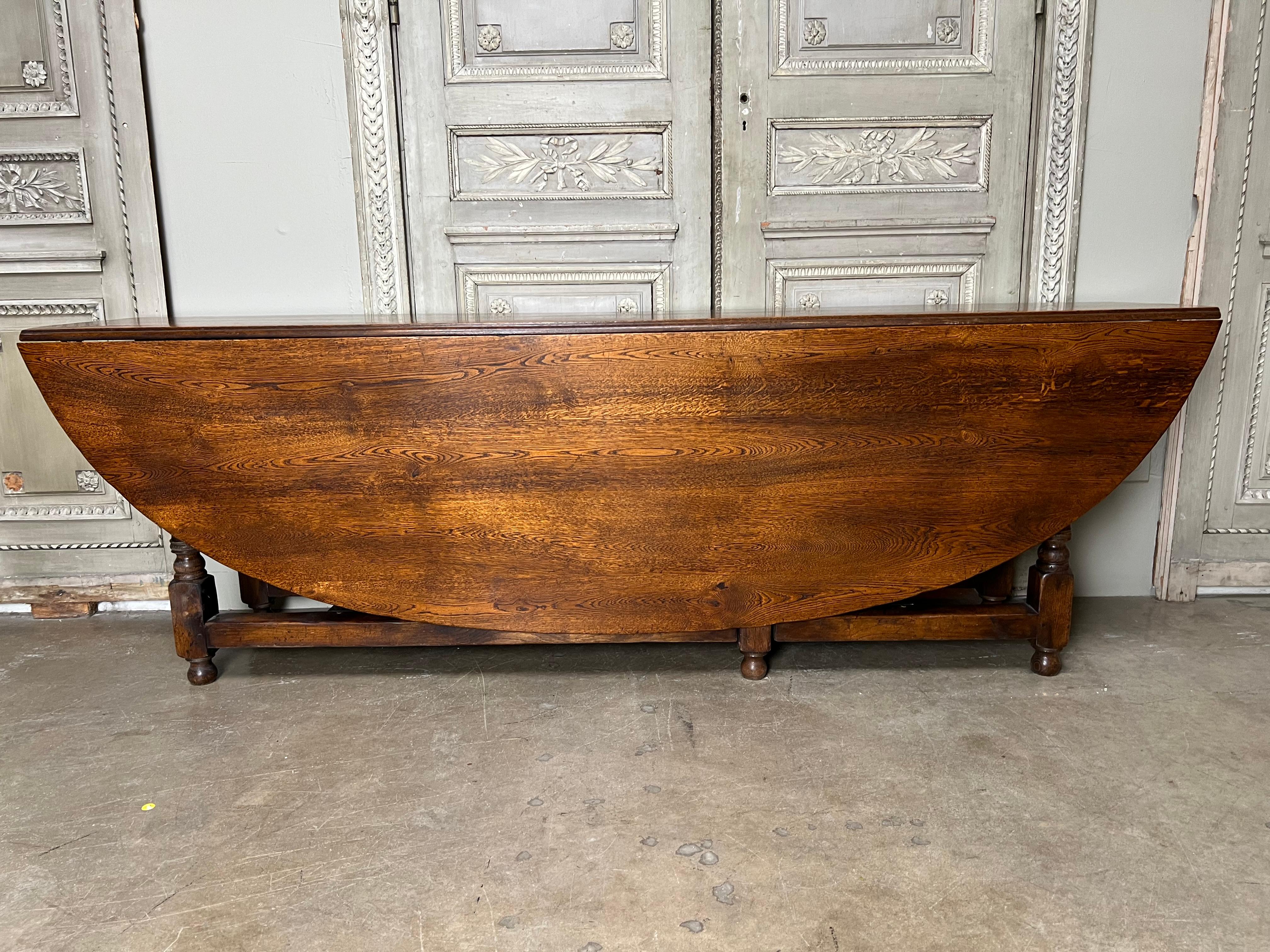 Tudor Grande table de salle à manger à abattant en Oak Oak en vente