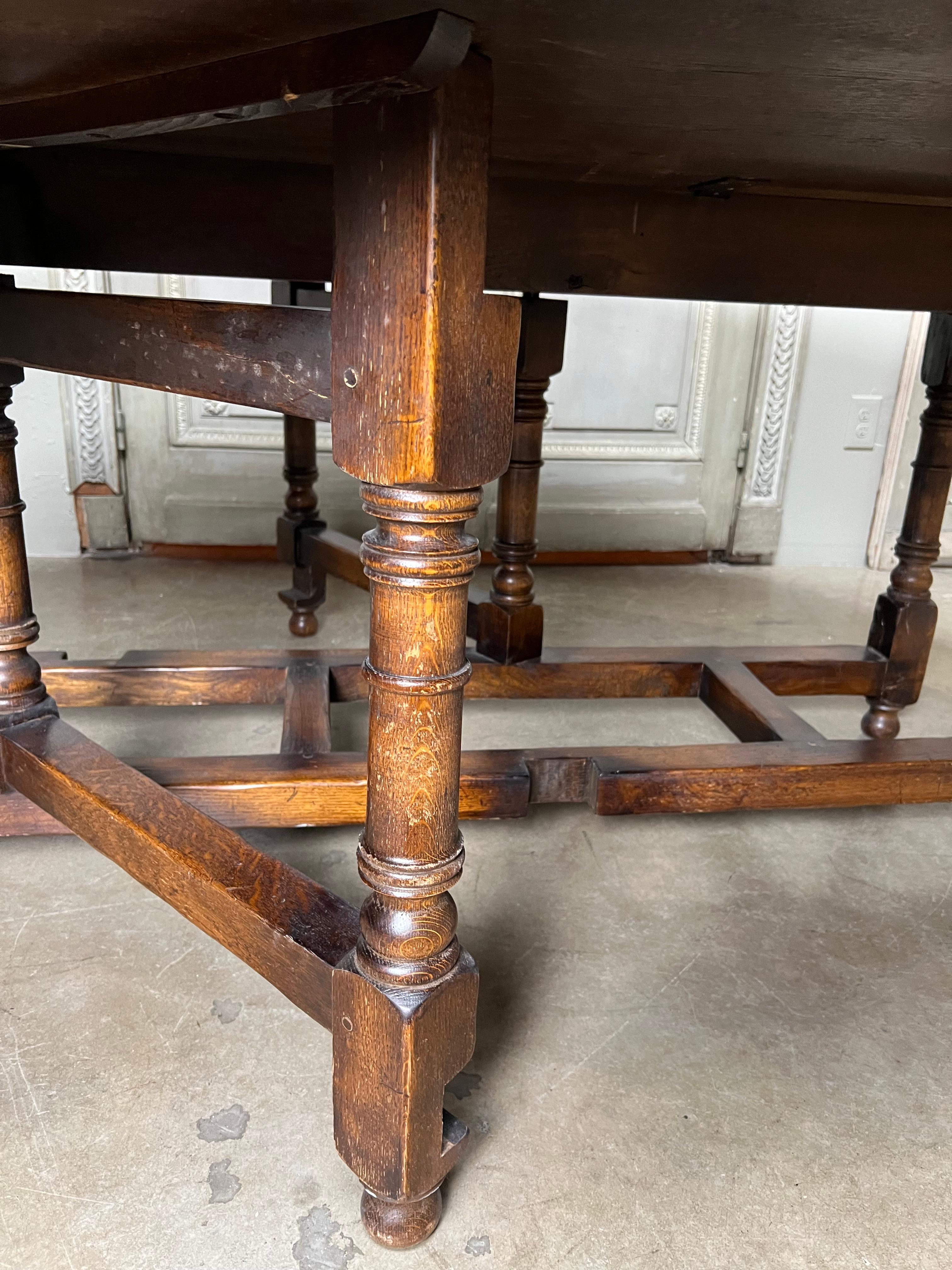 Laiton Grande table de salle à manger à abattant en Oak Oak en vente