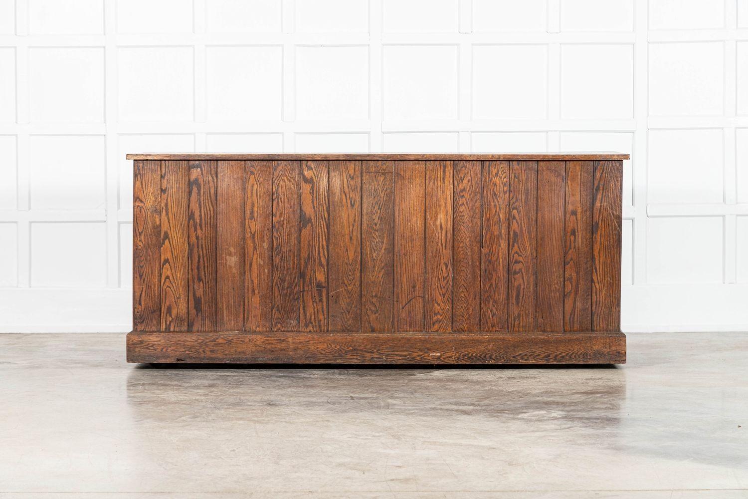 vers 1900
Grand comptoir de mercerie en chêne anglais
sku 2013
W197.5 x D70 x H85 cm
Poids 113Kg