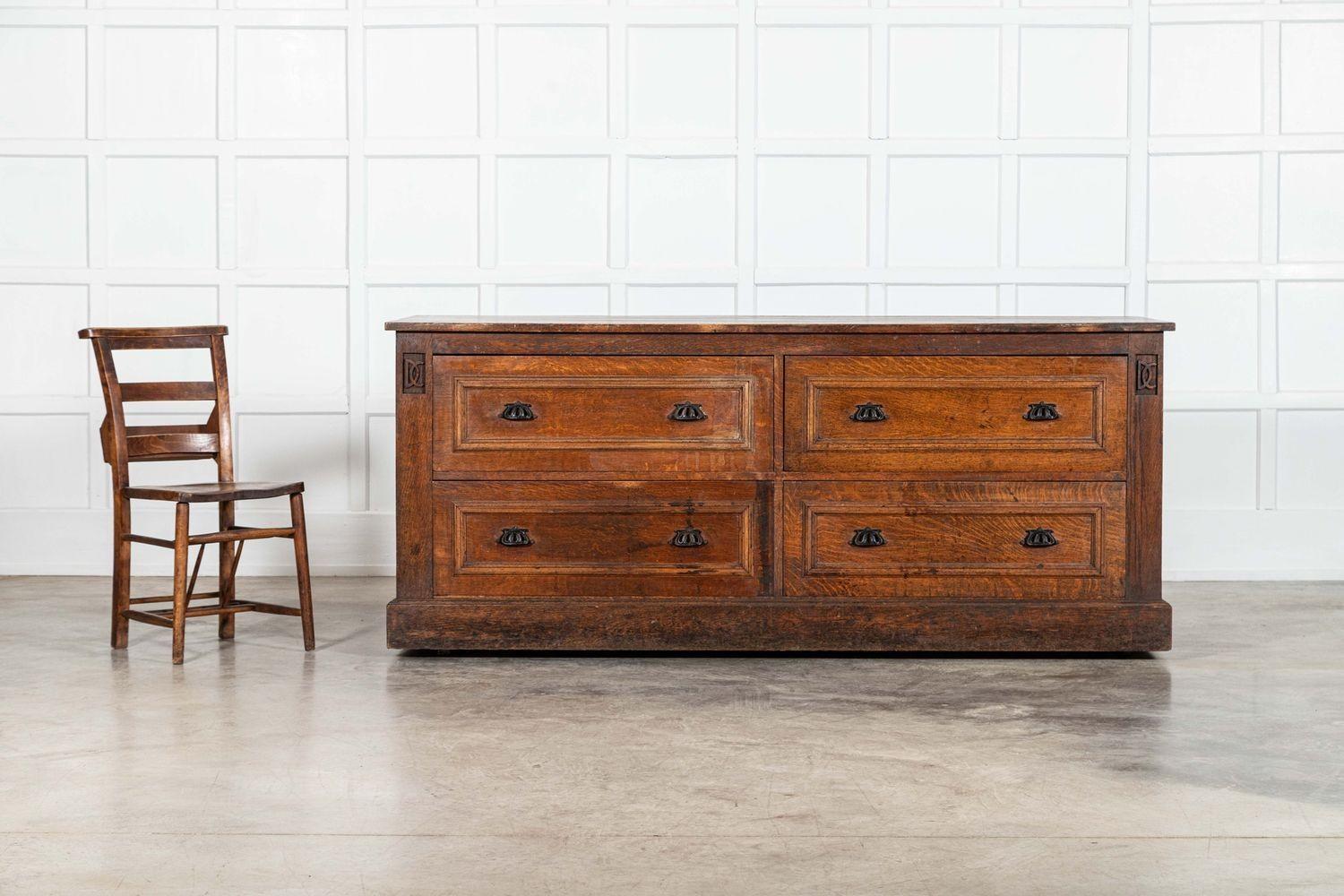 20ième siècle Grand comptoir de mercerie en chêne anglais en vente