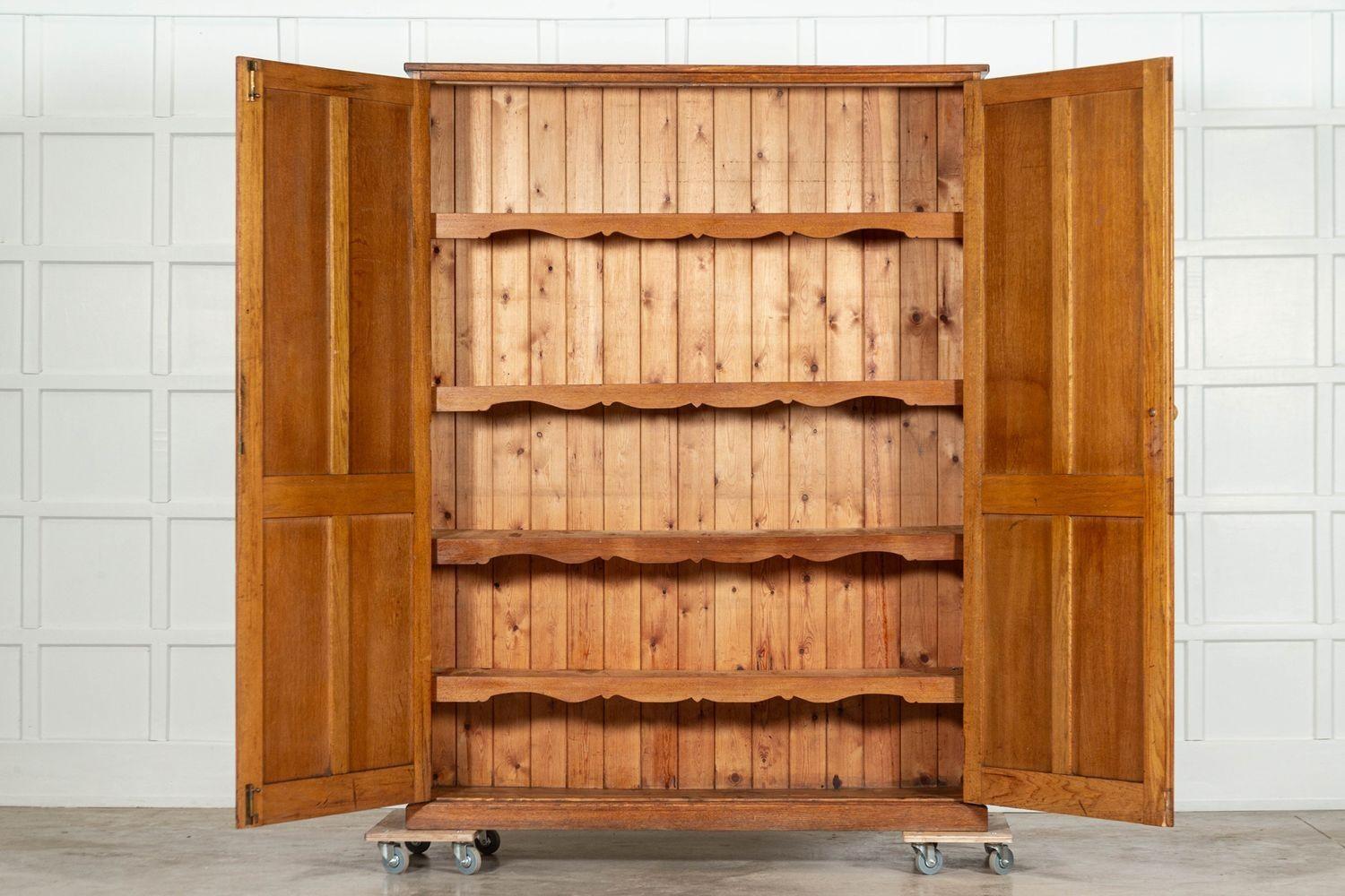circa 1900
Large English Oak Panelled Larder Cupboard
Adjustable shelves
sku 1829
W157 x D37 x H206 cm.
Weight 90 kg