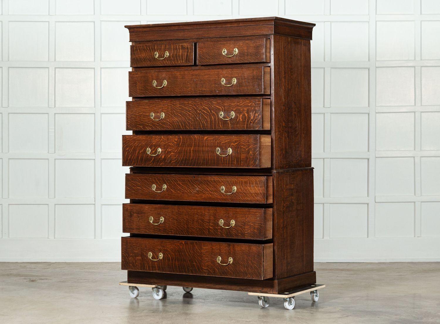 circa 1870
Cassettiera Tallboy grande in Oak
sku 1881
Base L117 x P57 x H80 cm
Top L118 x P57 x H99 cm
Insieme L118 x P57 x H179 cm
Peso 139 kg